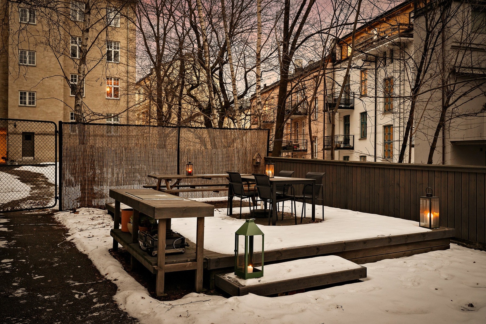 Til tross for den svært sentrale beliggenheten ligger leiligheten i en trafikkstille, enveiskjørt gate i barnevennlige omgivelser Galleribilde