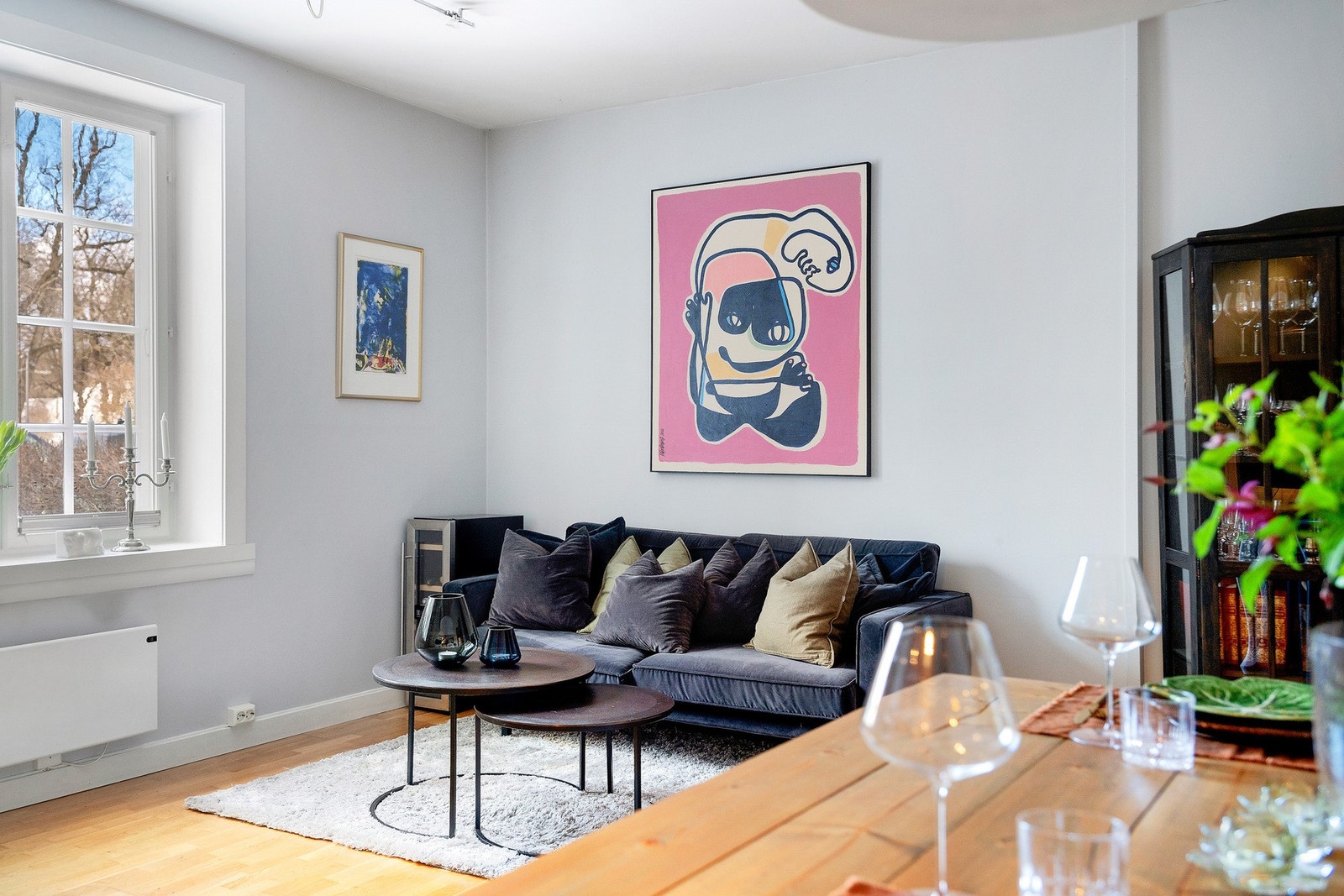 Store vindusflater sørger for rikelig med naturlig lysinnslipp Galleribilde