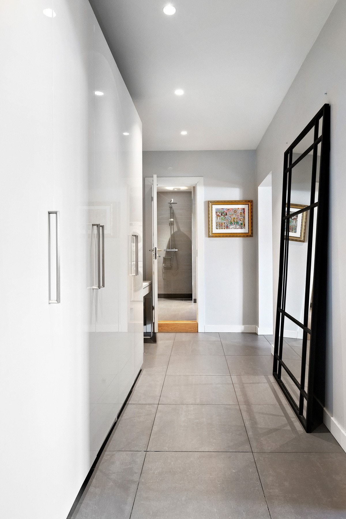 Entréen har praktiske fliser på gulv som gjør det enkelt å rengjøre Galleribilde