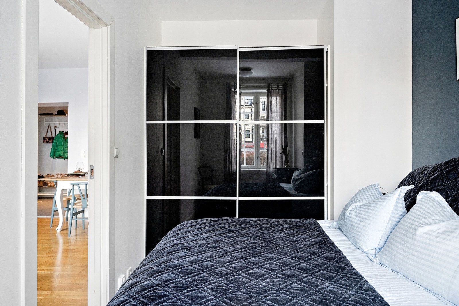 Hovedsoverommet har integrert skyvedørsgarderobe med god plass til klær og andre personlige eiendeler Galleribilde