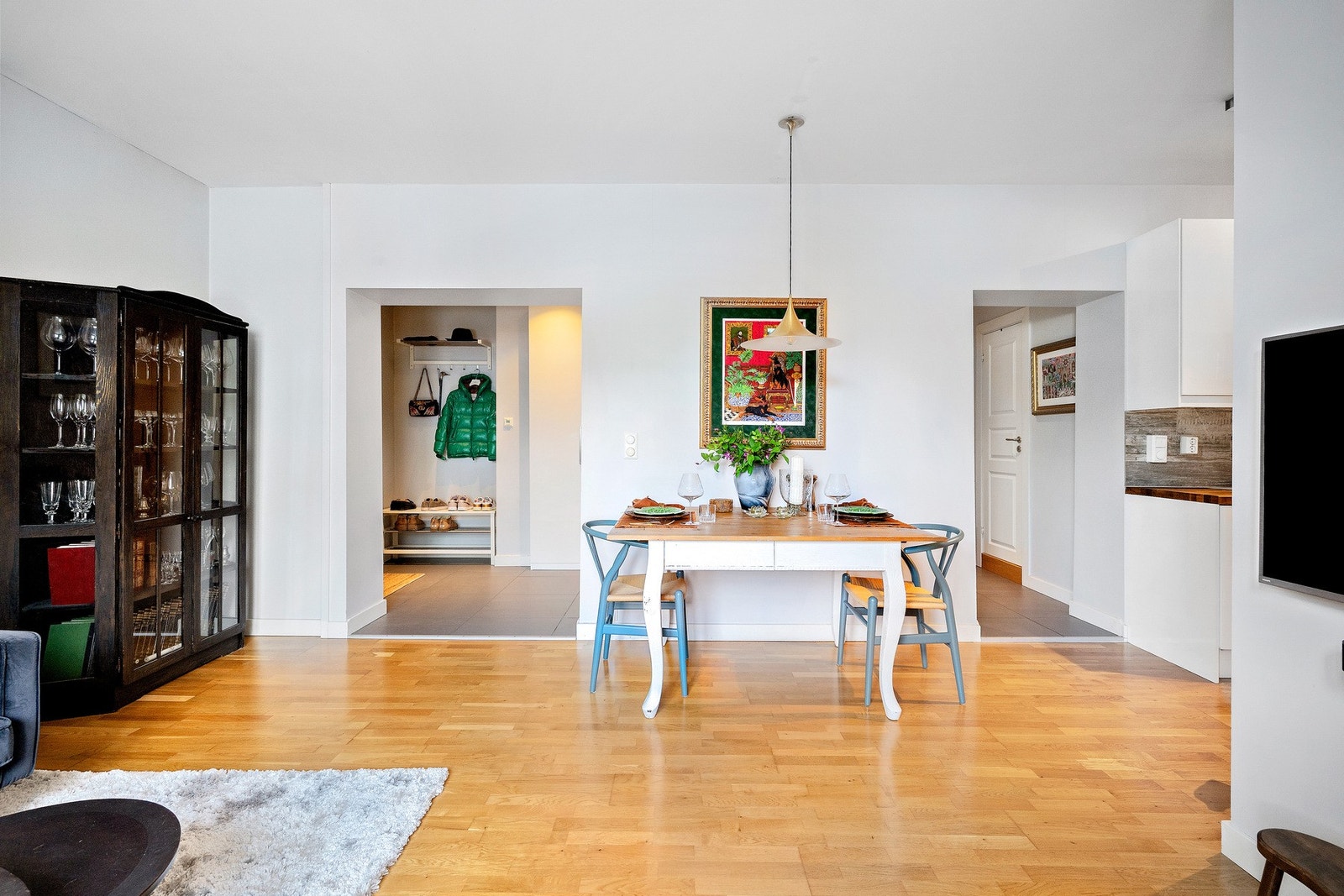 I tilknytning til stue og kjøkken er det god plass til en større spisegruppe Galleribilde