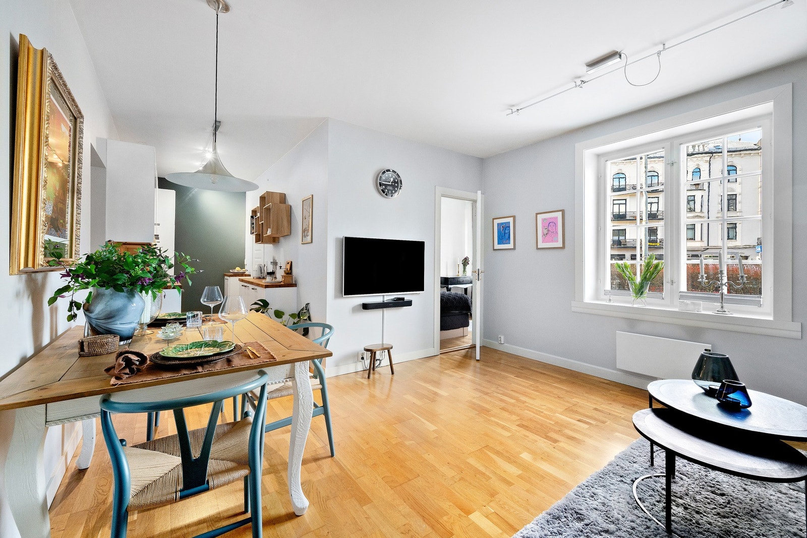 Leiligheten har en åpen og sosial stue med gode innredningsmuligheter Galleribilde