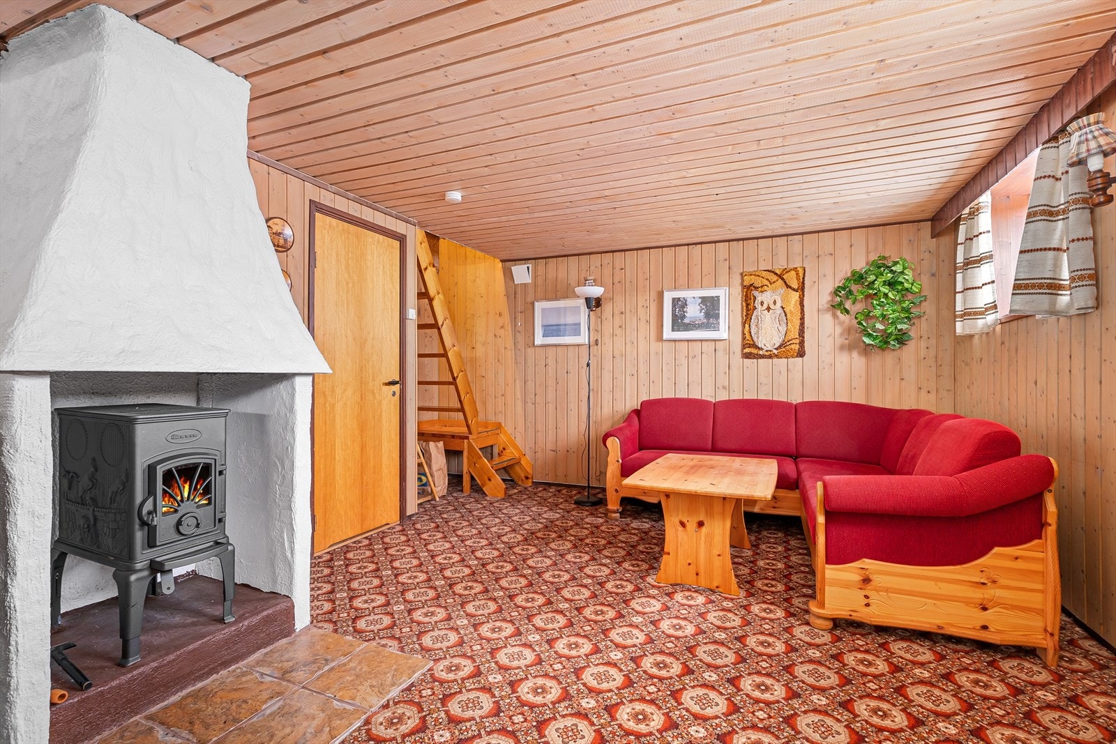 Kjellerstue med varmekabler i gulv og vedovn Galleribilde