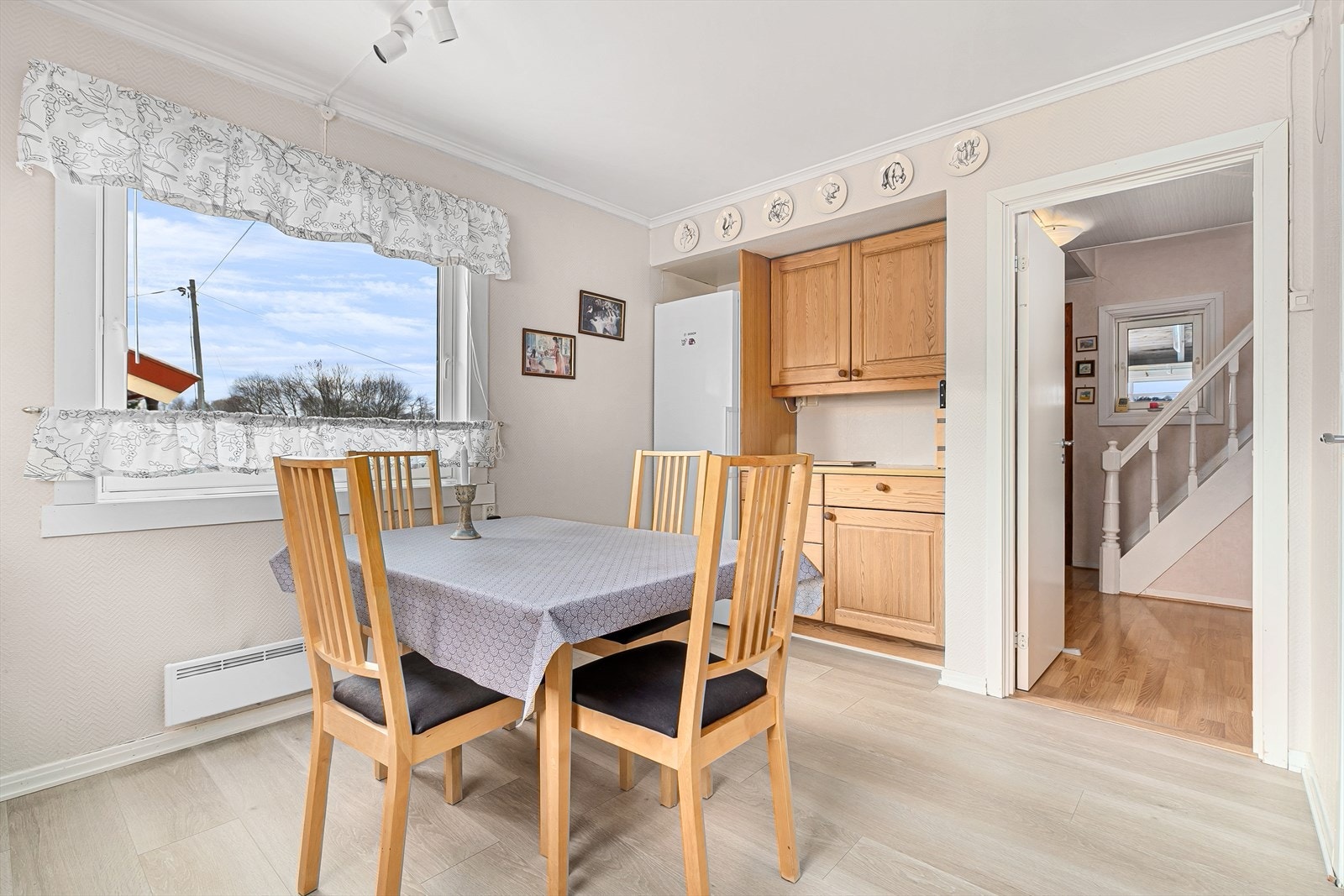 Flere vinduer gir kjøkkenet svært gode lysforhold og en luftig romfølelse. Galleribilde