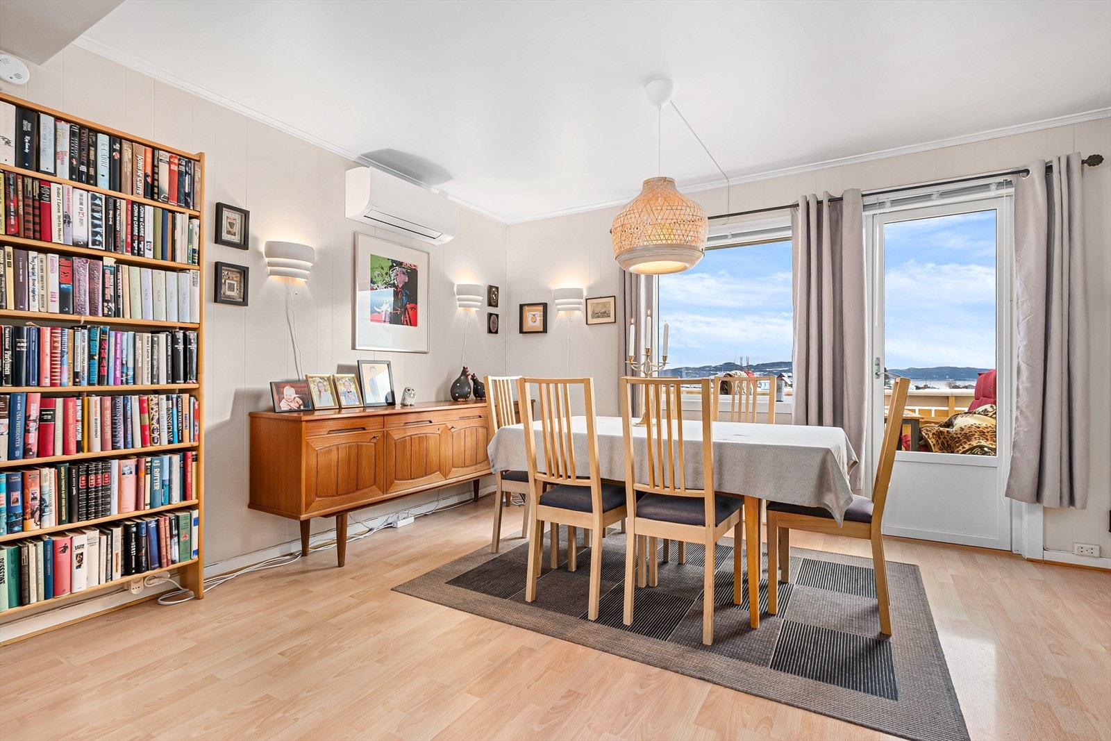 Spisestue med utgang til sydvendt og solrik veranda hvor man kan nyte måltider på varme sommerdager Galleribilde