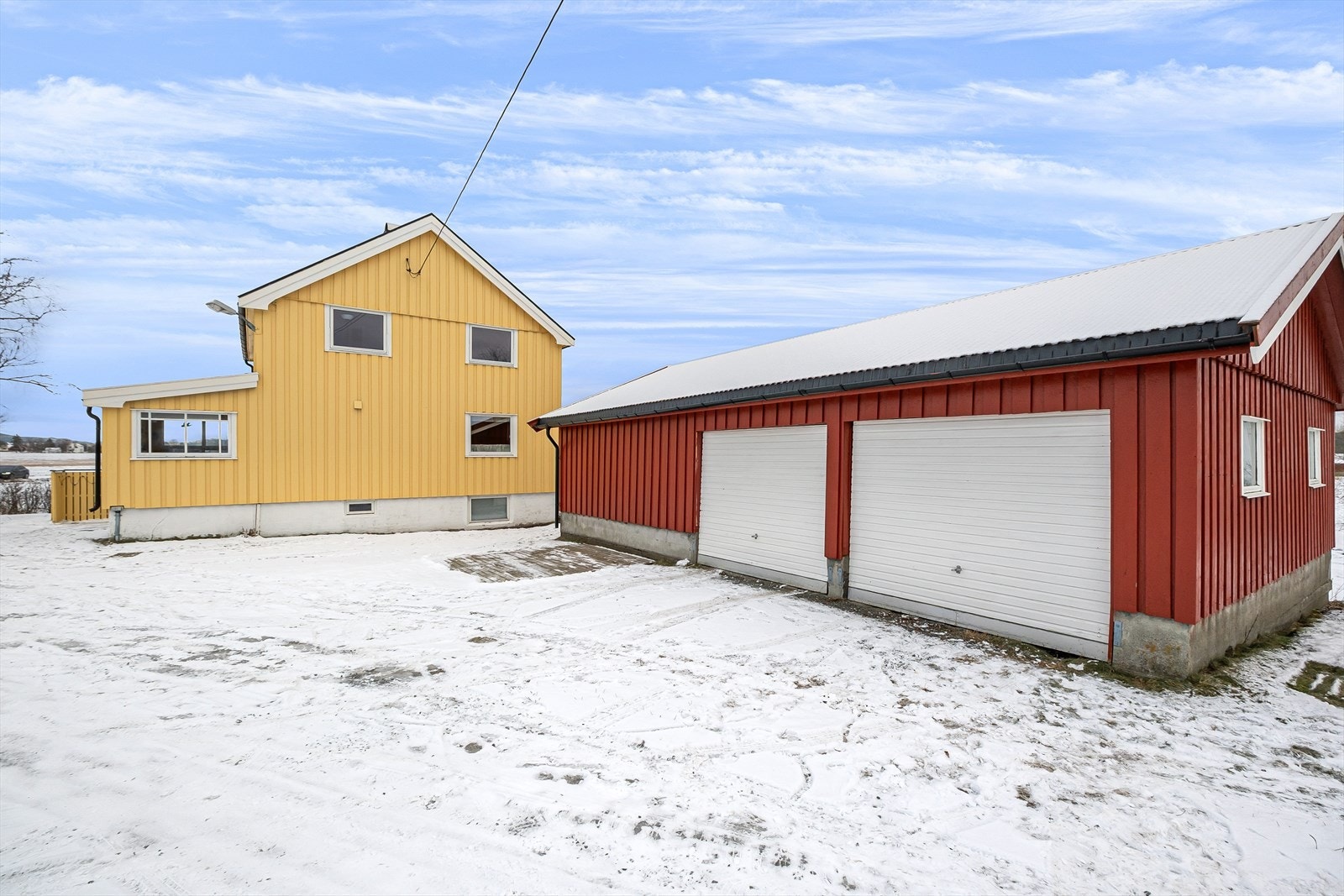 Stor dobbelgarasje med plass til 2 biler i tillegg til godt med lagerplass samt et isolert rom med innlagt vann og avløp (wc). Galleribilde