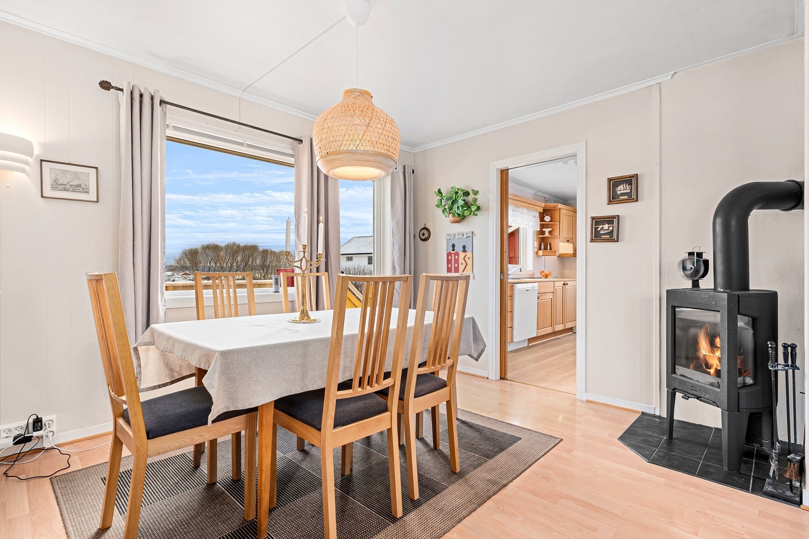 Boligen har flere varmekilder som bl.a. vedovn og luft-luft varmepumpe på stue, elektriske varmekilder som panelovner og varmekabler i gulv Galleribilde