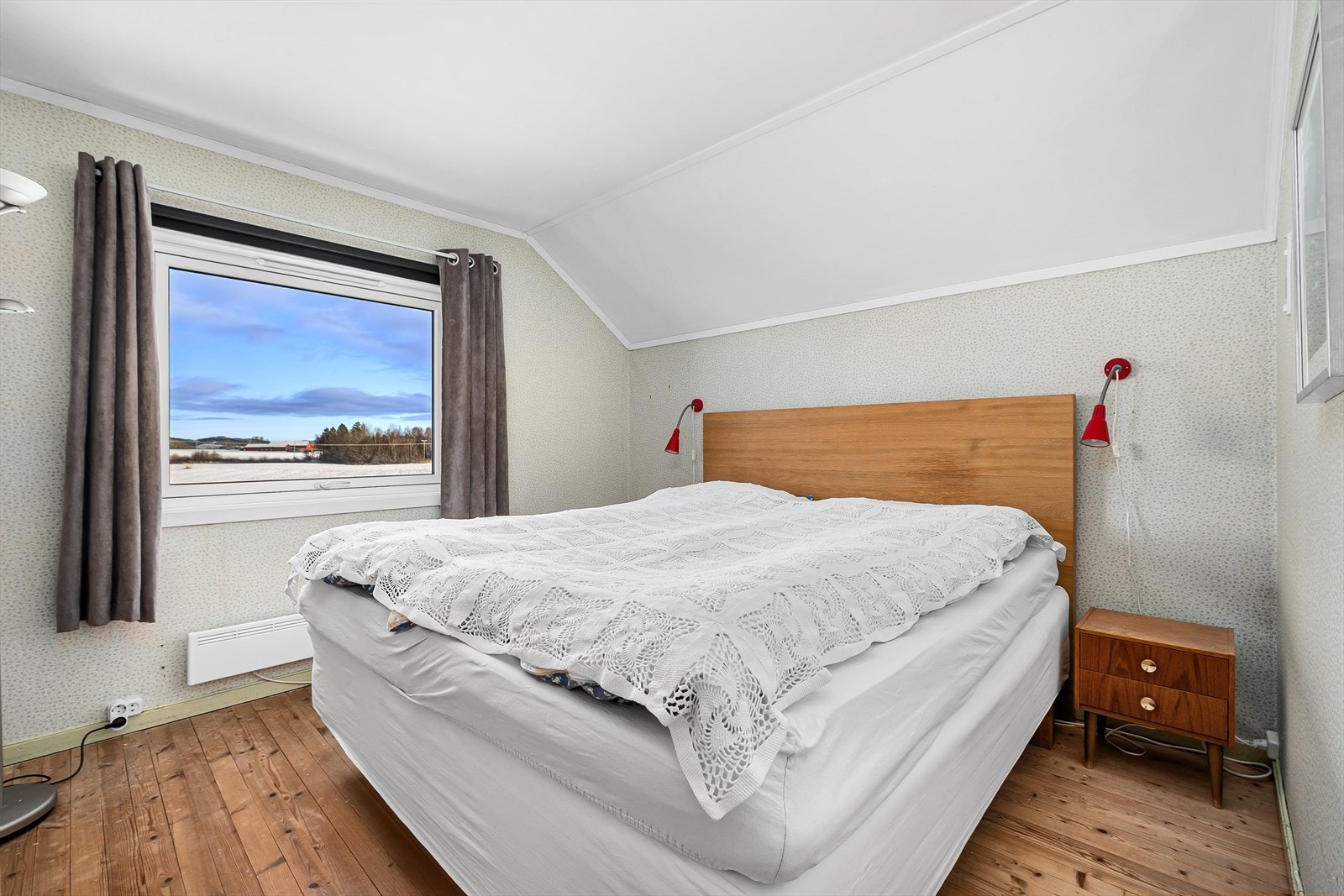 Boligen har totalt 4 soverom. Her det største på 12,4 kvm. Galleribilde