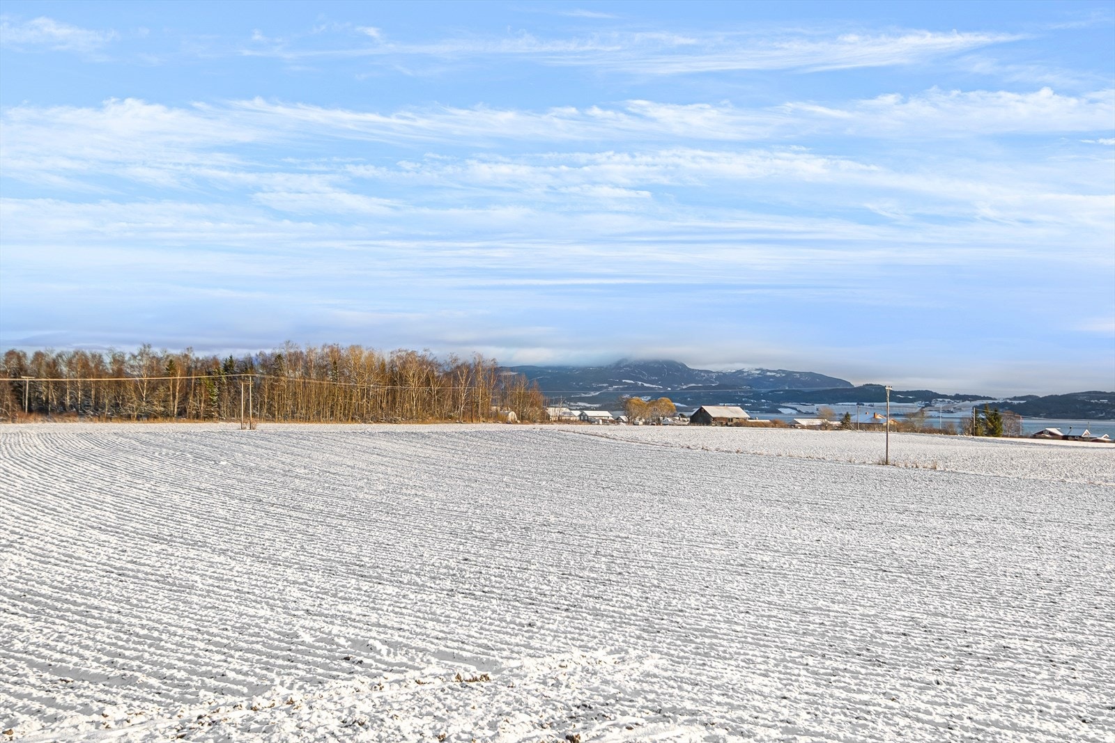 Eiendommen er omkranset av landbruksareal og har gode solforhold og gangavstand til sjøen Galleribilde