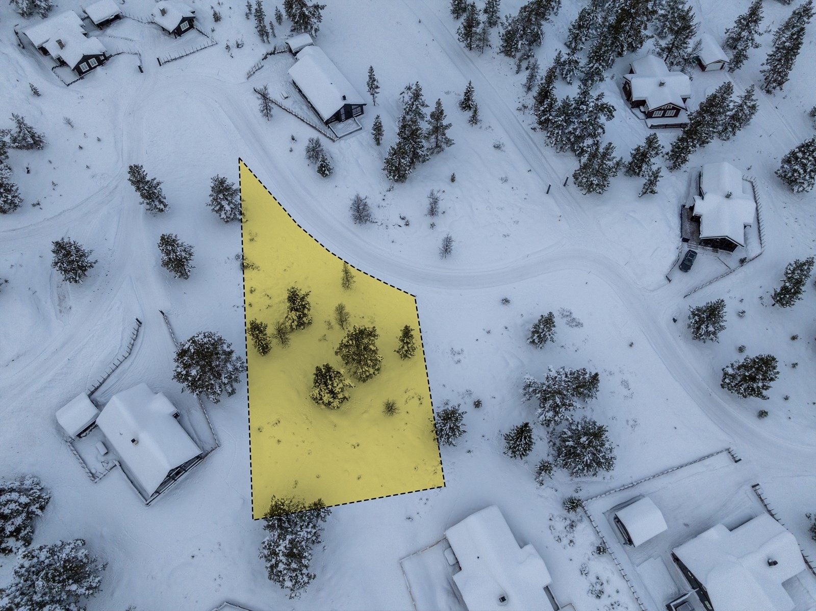 Krøklingråket 5 er en romslig ubebygget tomt på ca. 1 234,00 m², beliggende i flotte omgivelser på Kvamsfjellet. Galleribilde
