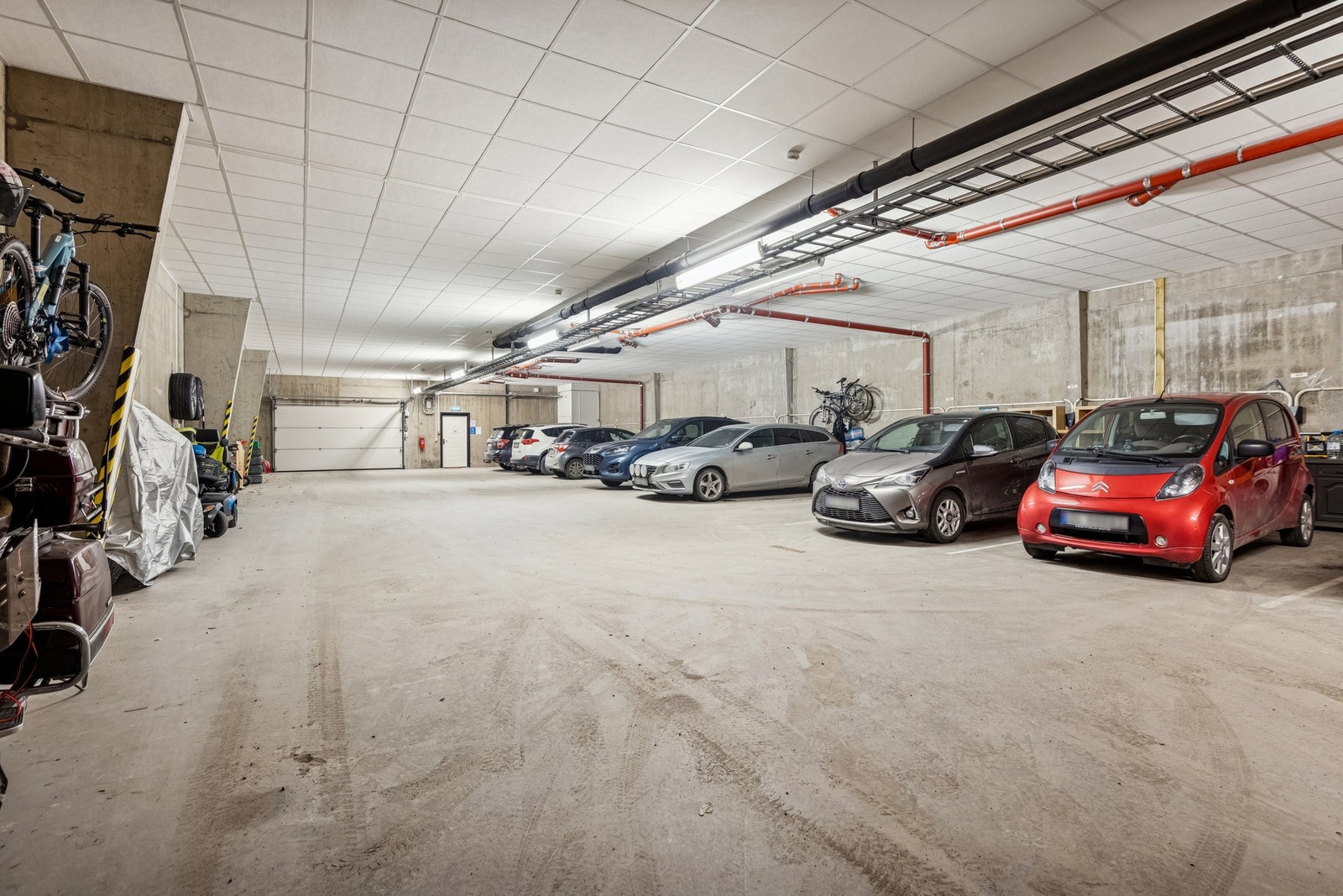 Parkeringskjeller med enkel adkomst og gode plass. Galleribilde