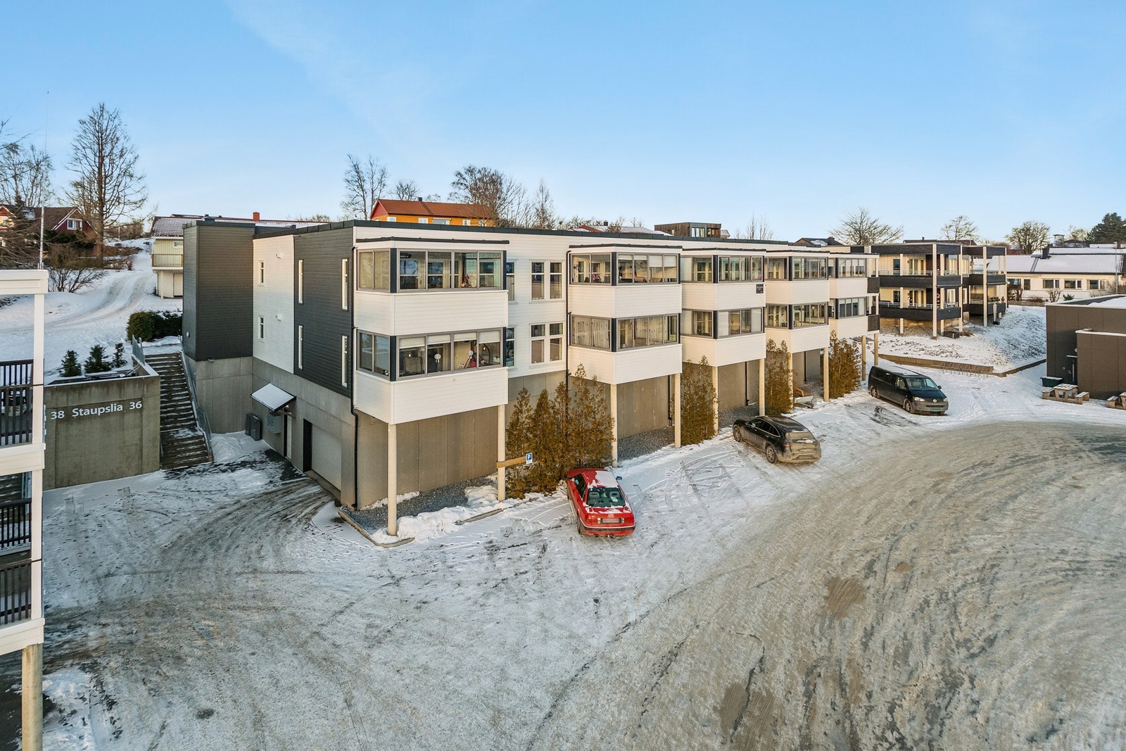 Det følger med parkeringsplass og bod i felles parkeringskjeller. Galleribilde