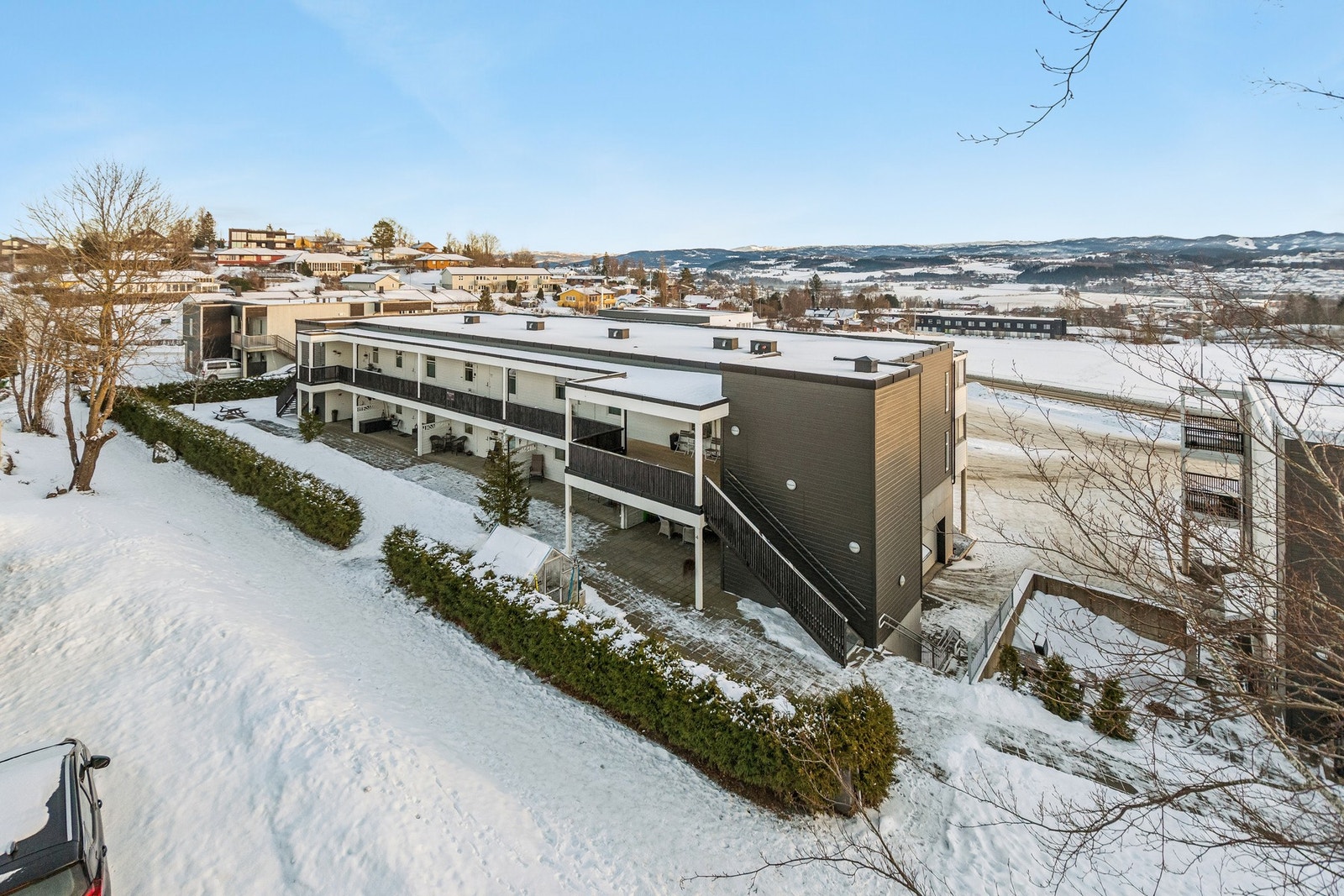 Fasade. Sentral beliggenhet ved Gjembleskorsen på Nesset. Nærbutikk i umiddelbar nærhet. Galleribilde