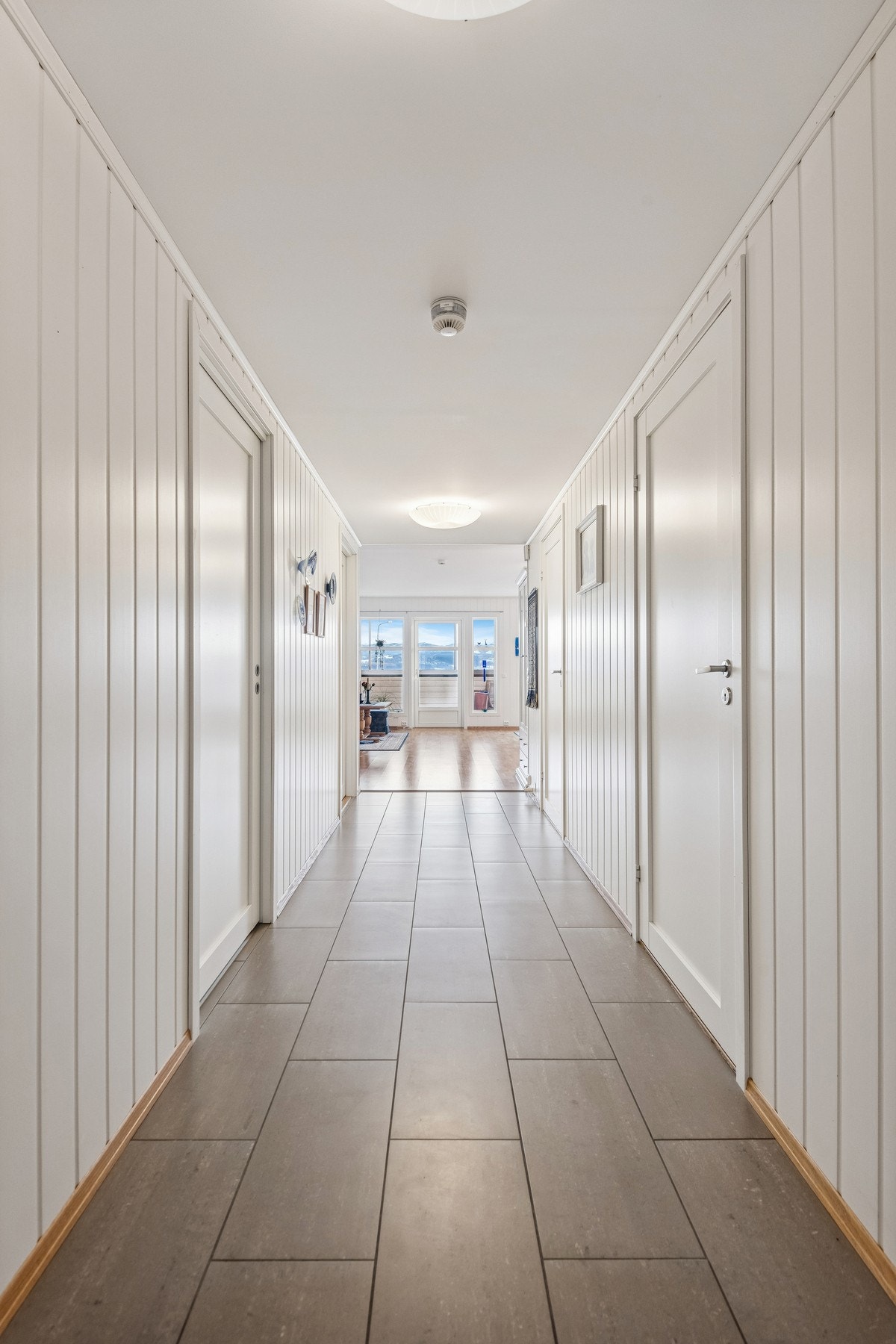 Gang med flislagt gulv og vannbåren gulv-varme. Galleribilde