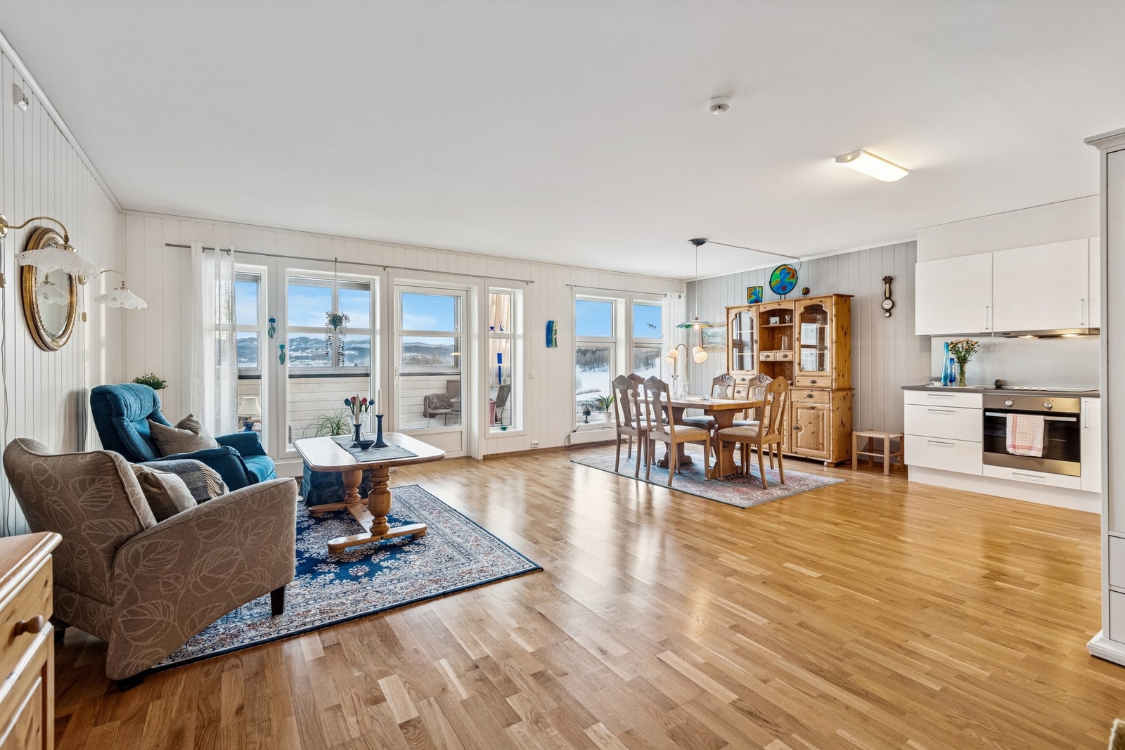 Stua og kjøkkenet er romslig, åpent og lyst med god plass til flere møbelgrupper. Galleribilde