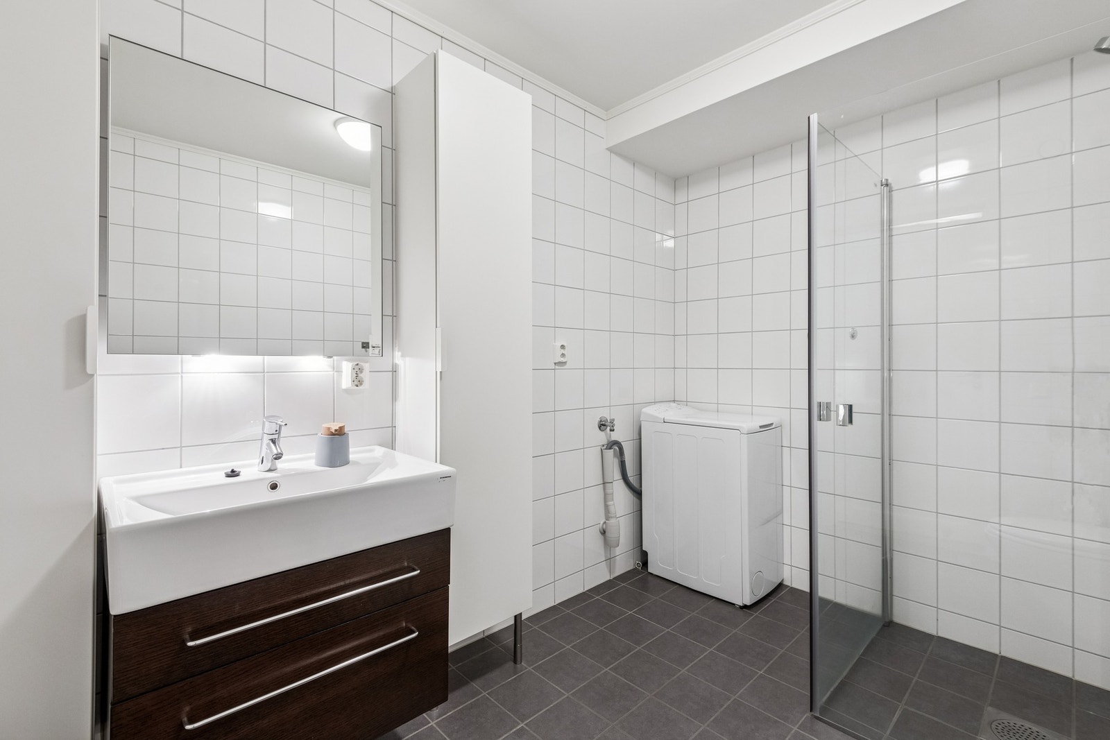 Romslig og pent flislagt bad. Galleribilde