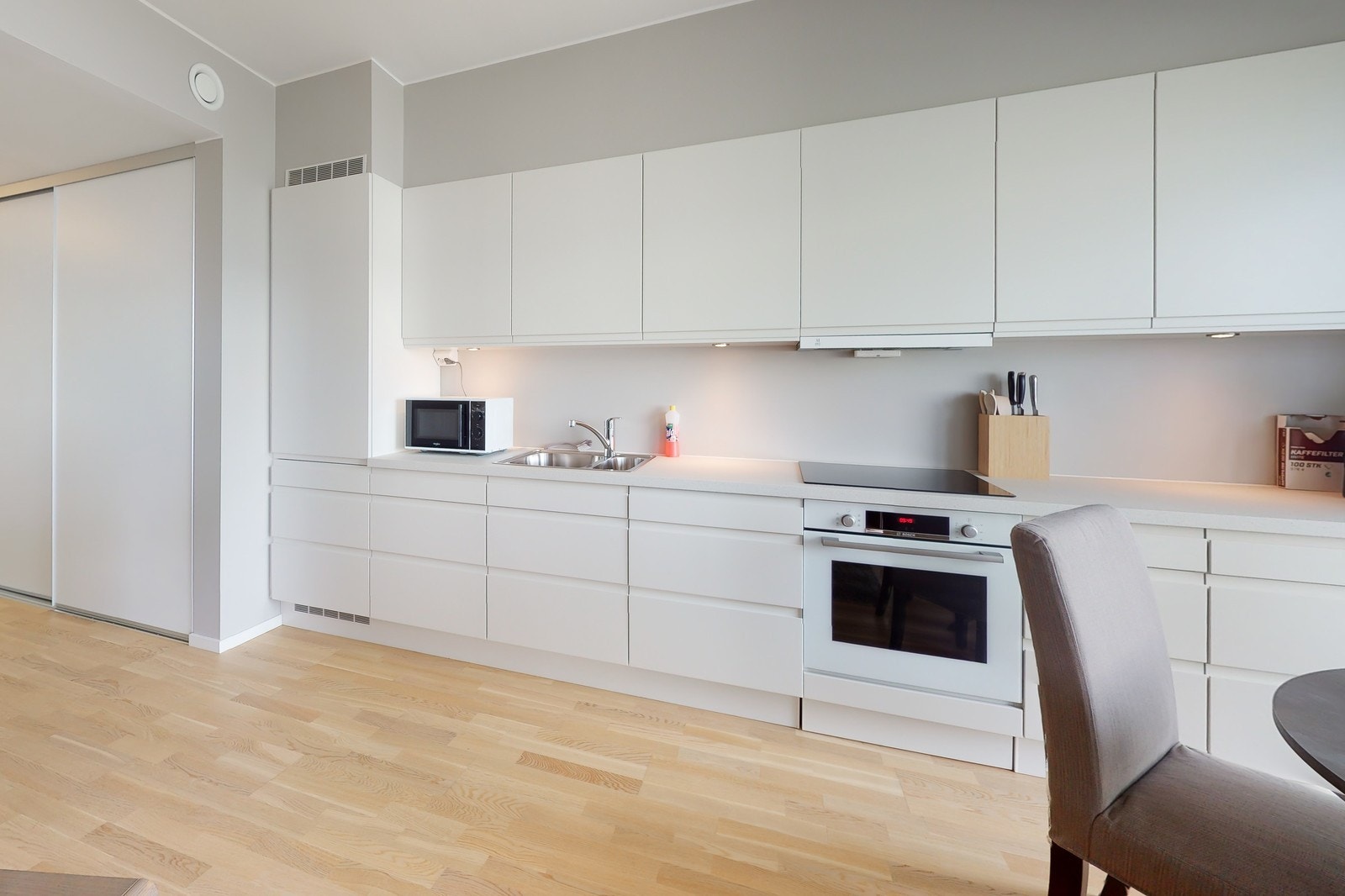 Kjøkken med integerte hvitevarer. Galleribilde