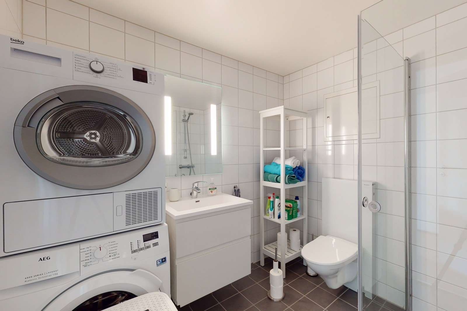 Baderom med tørketrommel og vaskemaskin. Galleribilde
