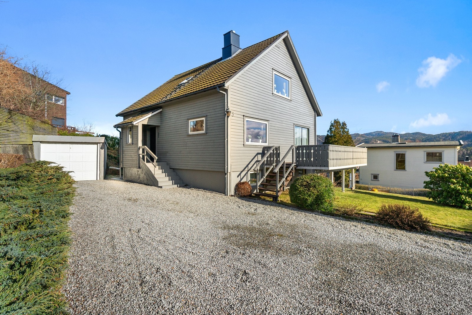 Det er et praktisk gårdsrom med plass til parkering, samt en enkel garasje. Galleribilde