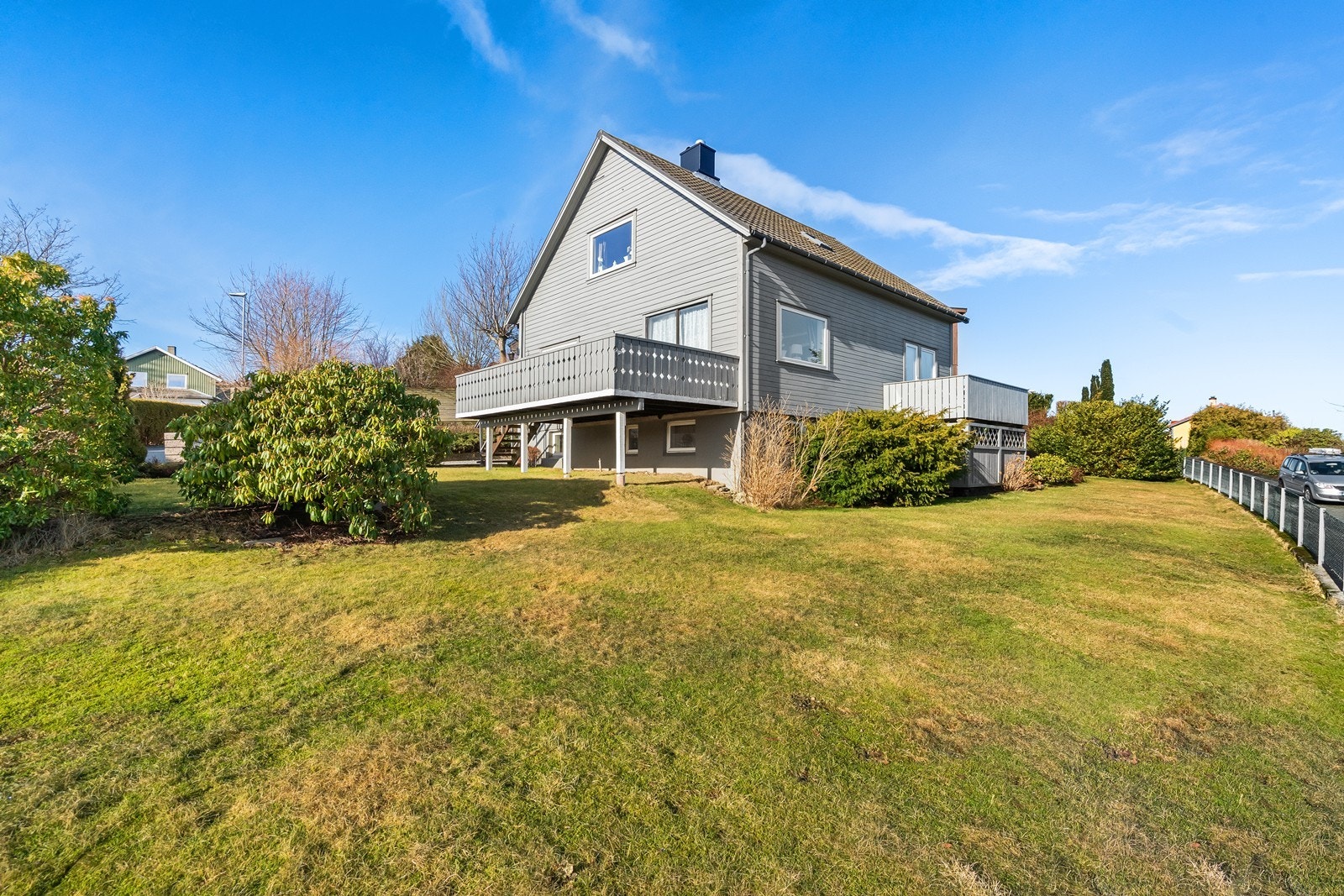 Tomten har rikelig med plass til lek og hage, og eiendommen har to terrasser som gir gode uteplasser med mulighet for å nyte solen gjennom dagen. Galleribilde