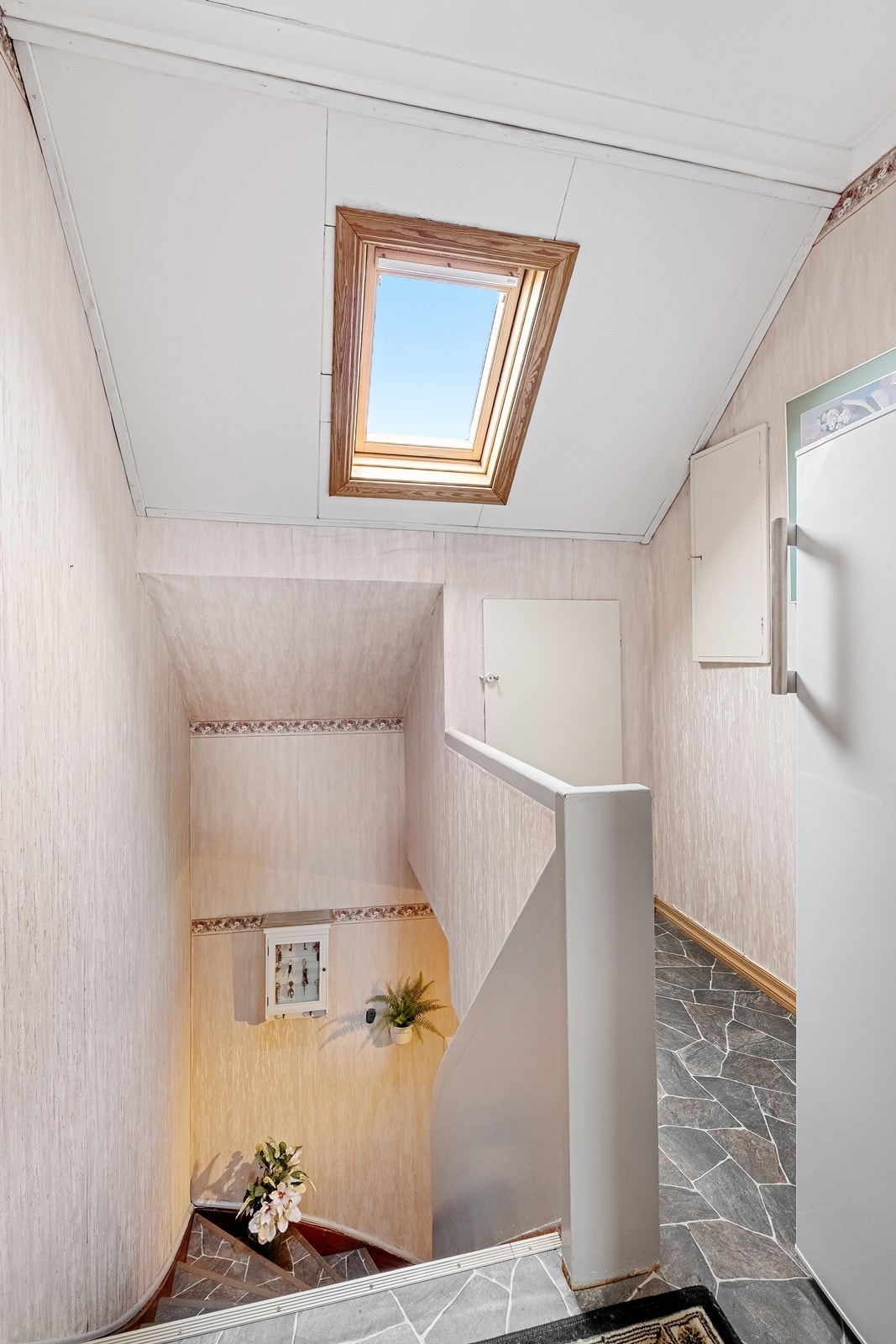 Andre etasje består av gang med trapp, bad, stue, soverom og kott. Galleribilde