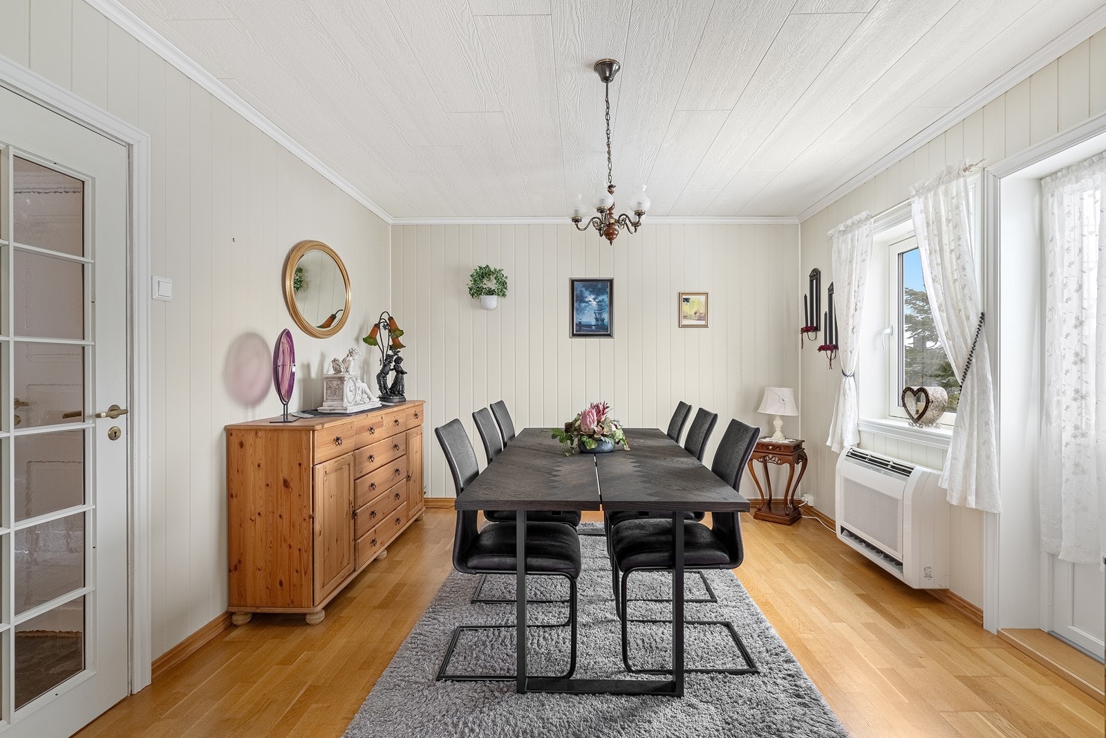 Spisestuen ligger for seg selv. Spisestuen har varmepumpe, som gir god varme og behagelig temperatur året rundt. Galleribilde