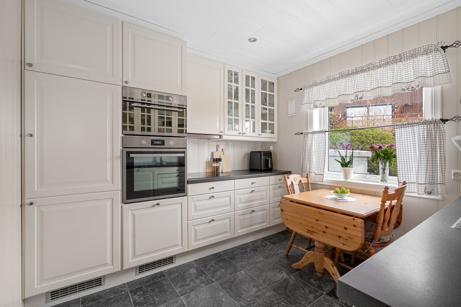 Kjøkkenet har innredning med profilerte fronter og laminat benkeplate. Her er det godt utstyrt med kjøl/fryseskap, oppvaskmaskin, platetopp, mikrobølgeovn og stekeovn. Galleribilde