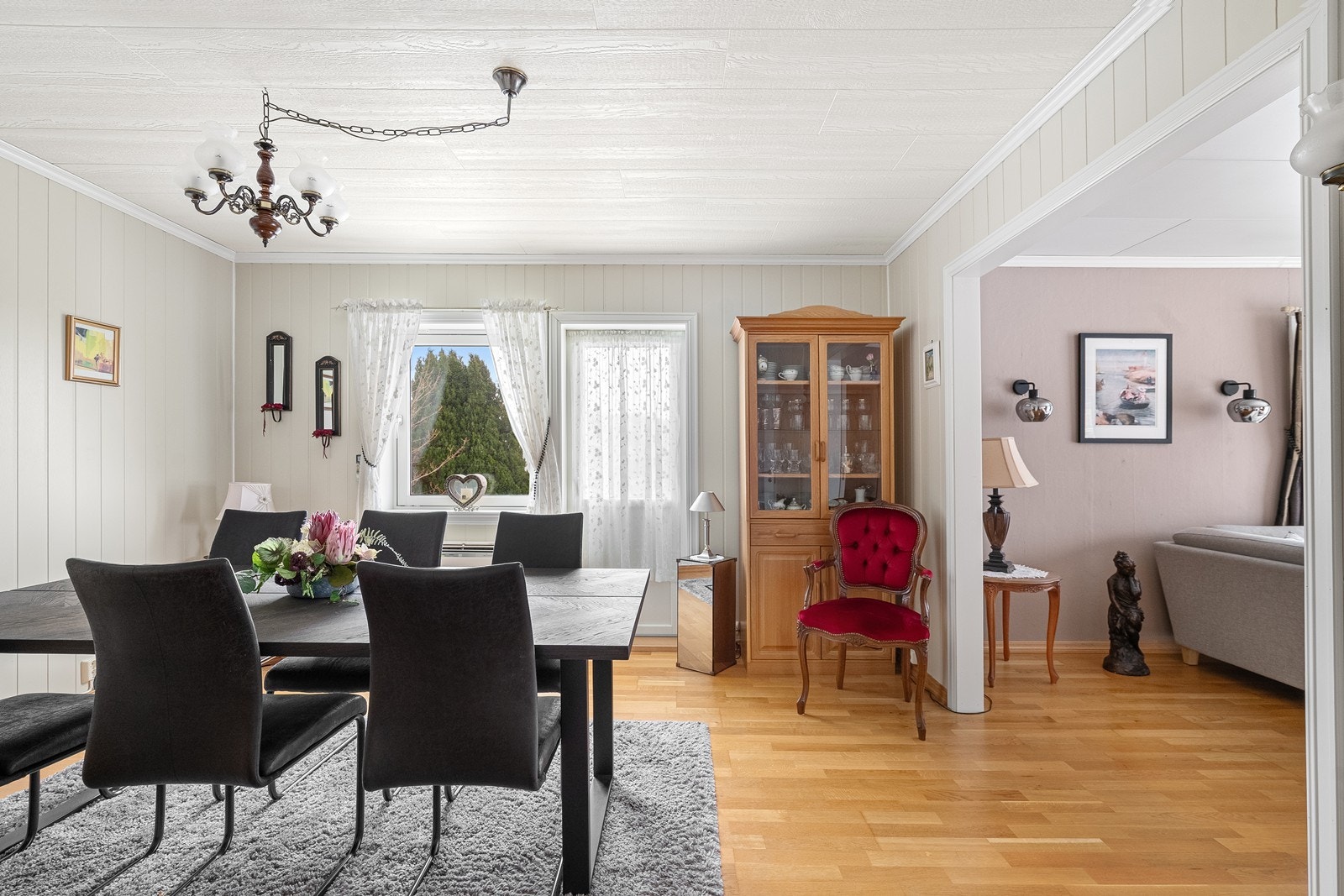 Fra spisestuen er det utgang til terrasse, som gjør det enkelt å nyte måltider ute. Galleribilde