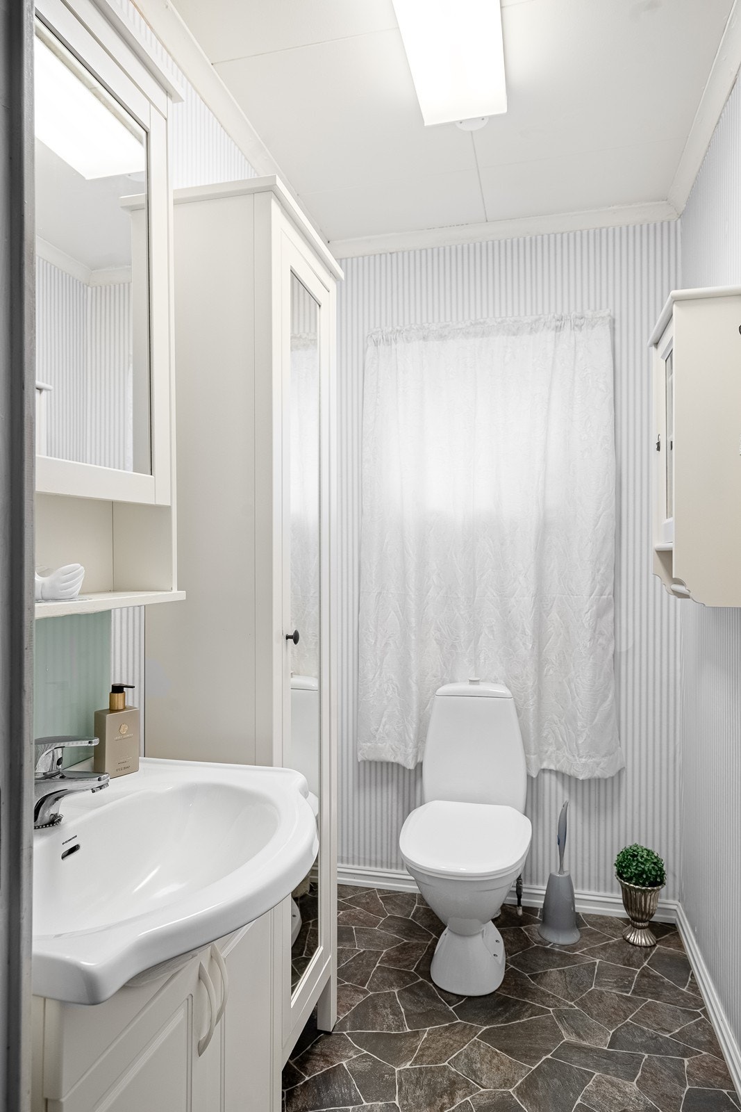 Boligen har et praktisk gjestetoalett i hovedetasjen. Galleribilde