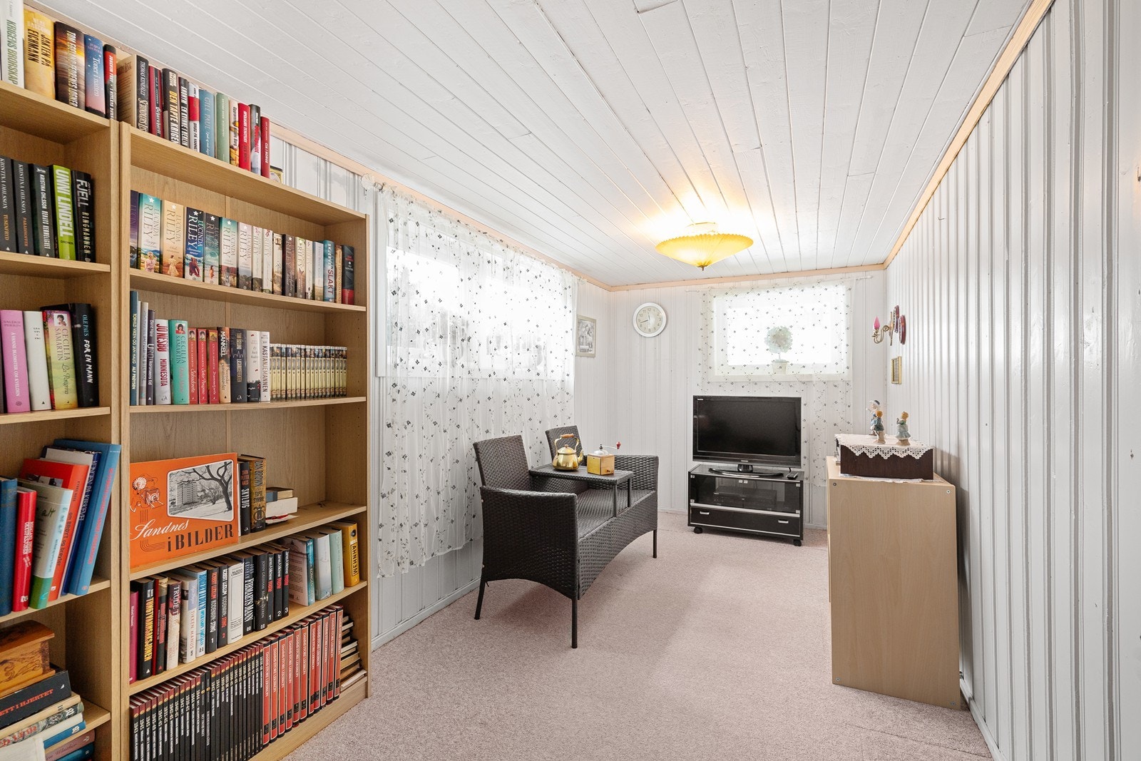 Kjelleren inneholder gang med trapp, bad, vaskerom, boder, eget toalettrom og en kjellerstue (ikke godkjent) Galleribilde