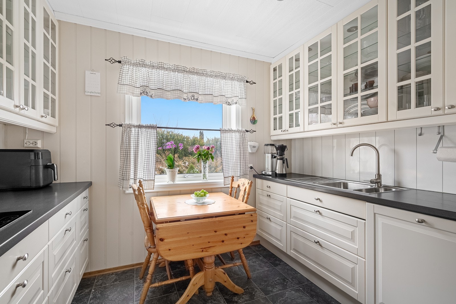 Kjøkkenet er praktisk og romslig nok til et lite bord, ideelt for hverdagsmåltider. Galleribilde