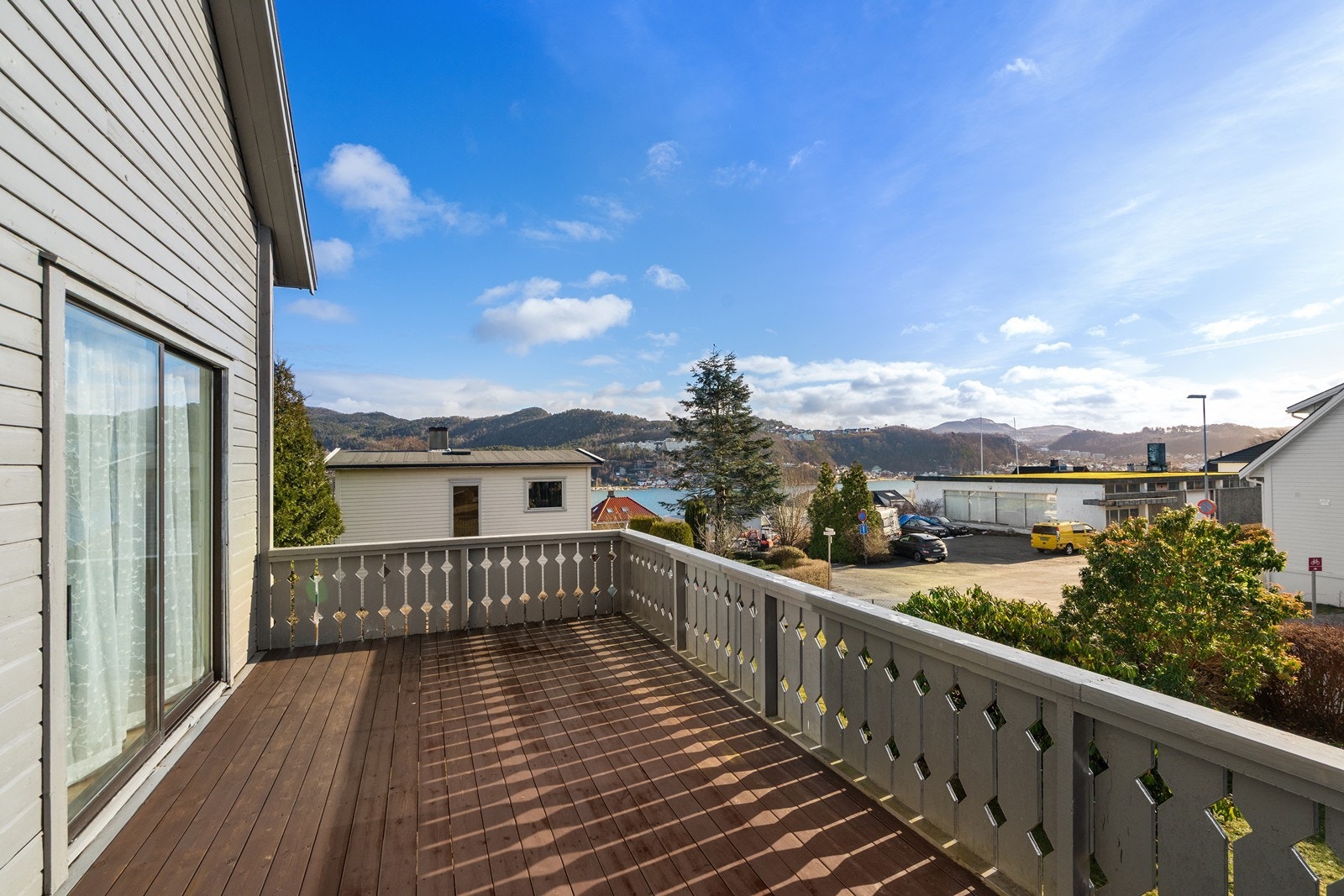 Terrassen har praktisk skyvefelt direkte fra stuen, som gir enkel tilgang til uteplassen og åpner for fine overganger mellom inne- og uterom. Galleribilde