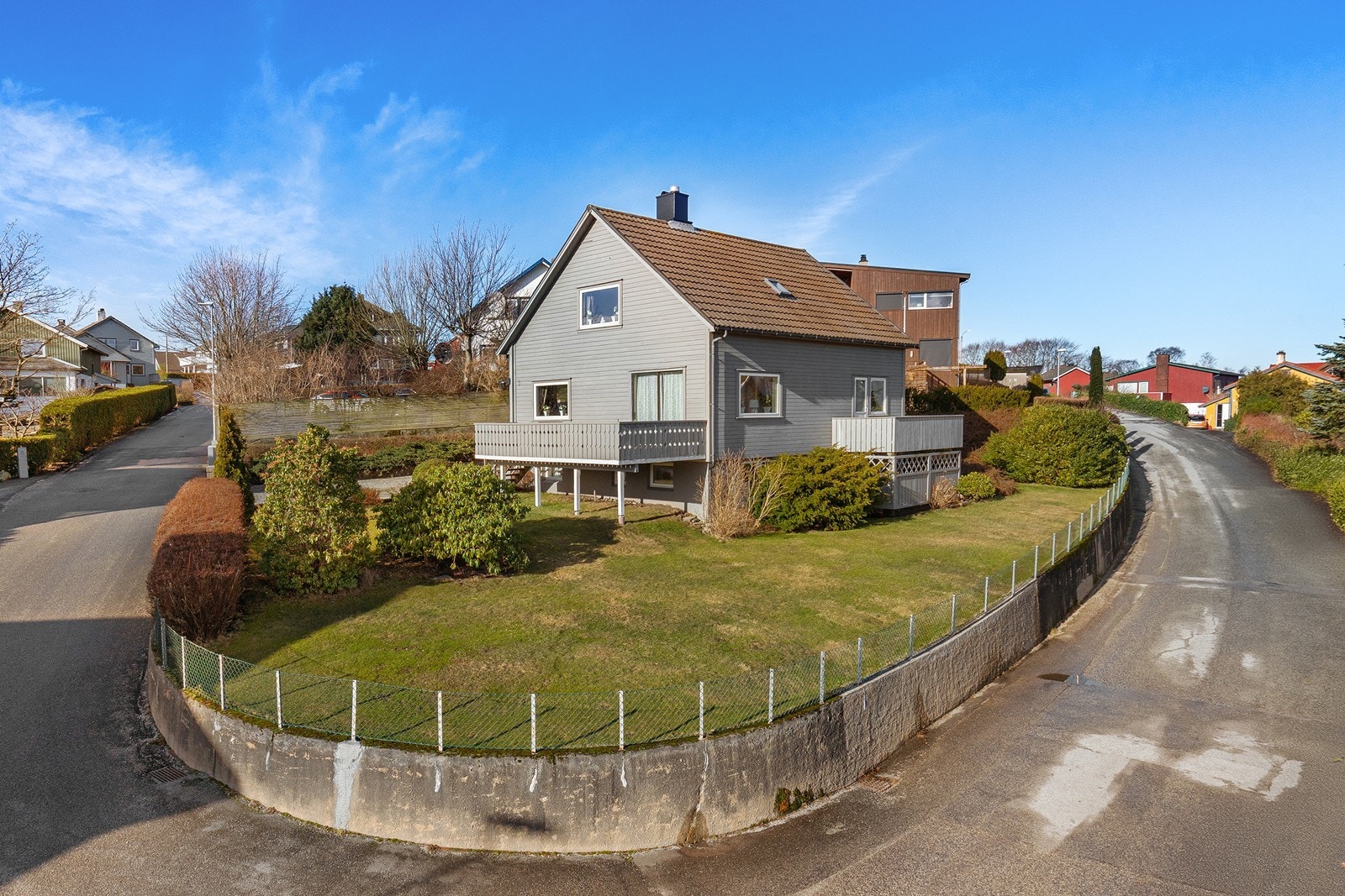 Eiendommen har en stor og solrik tomt med gode uteområder. Galleribilde