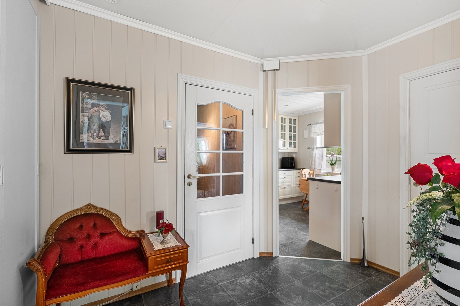 Gang/entré har praktisk tilkomst til både kjøkken og stuer, noe som gir en god flyt i boligen og enkel tilgang mellom oppholdsrommene. Galleribilde