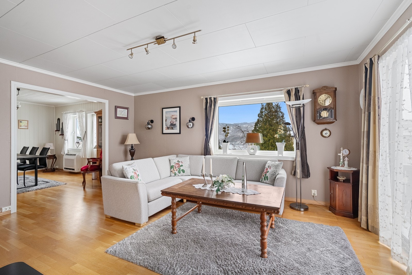 Den romslige stuen har flere muligheter for møblering og kan deles inn i ulike soner etter behov. Galleribilde