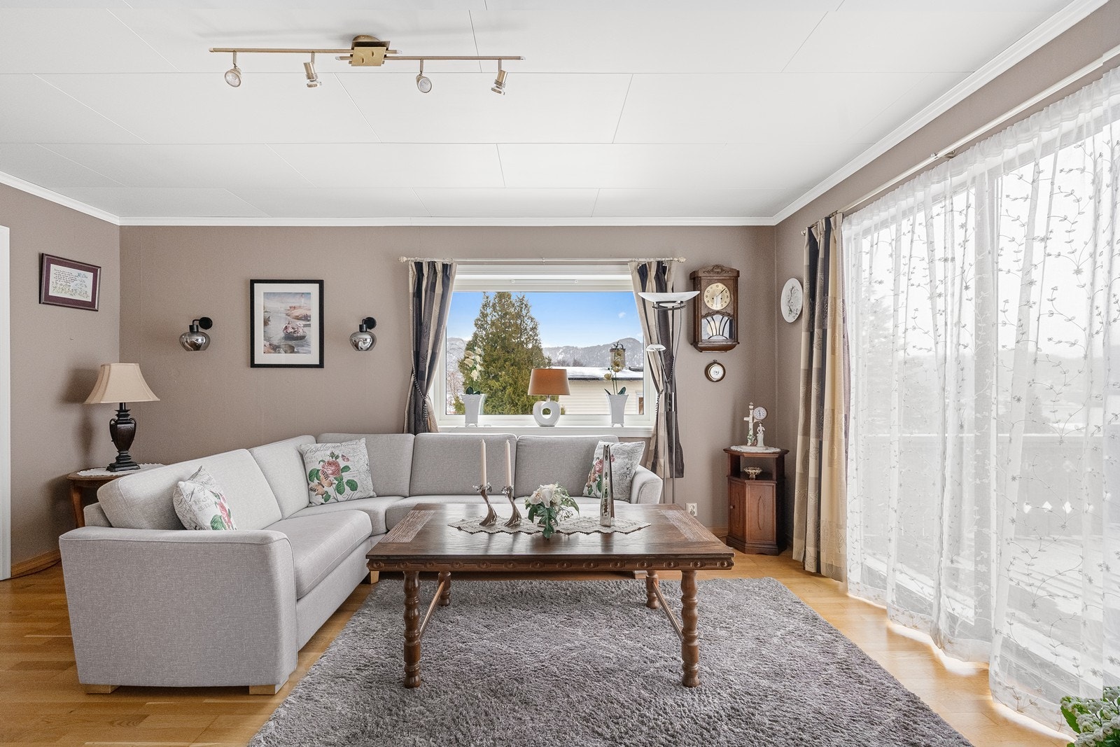 Stuen er lys og luftig med utgang til terrasse. Galleribilde