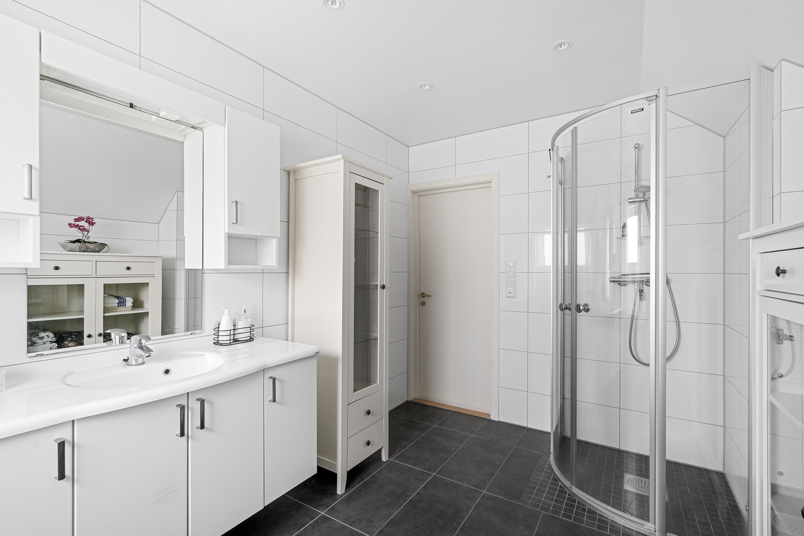 Badet i andre etasje har flislagt gulv med elektriske varmekabler, som gir en behagelig temperatur. Galleribilde