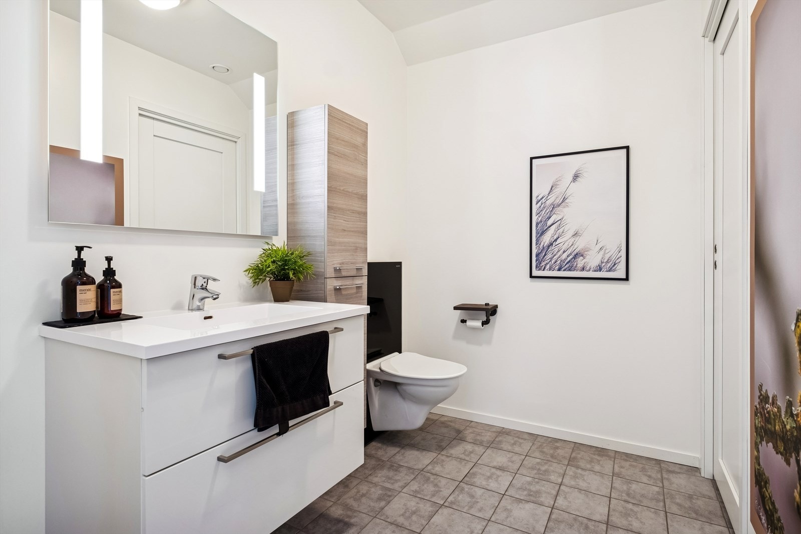 Toalettrom 2 etg. Inngang til bod Galleribilde