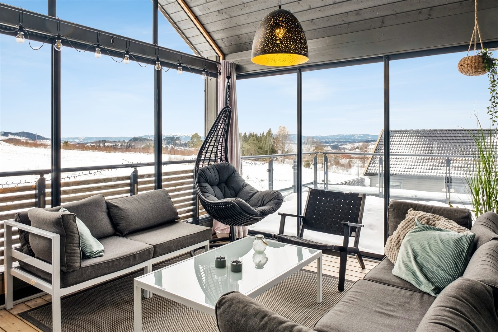 Innglasset terrasse med flott utsikt Galleribilde