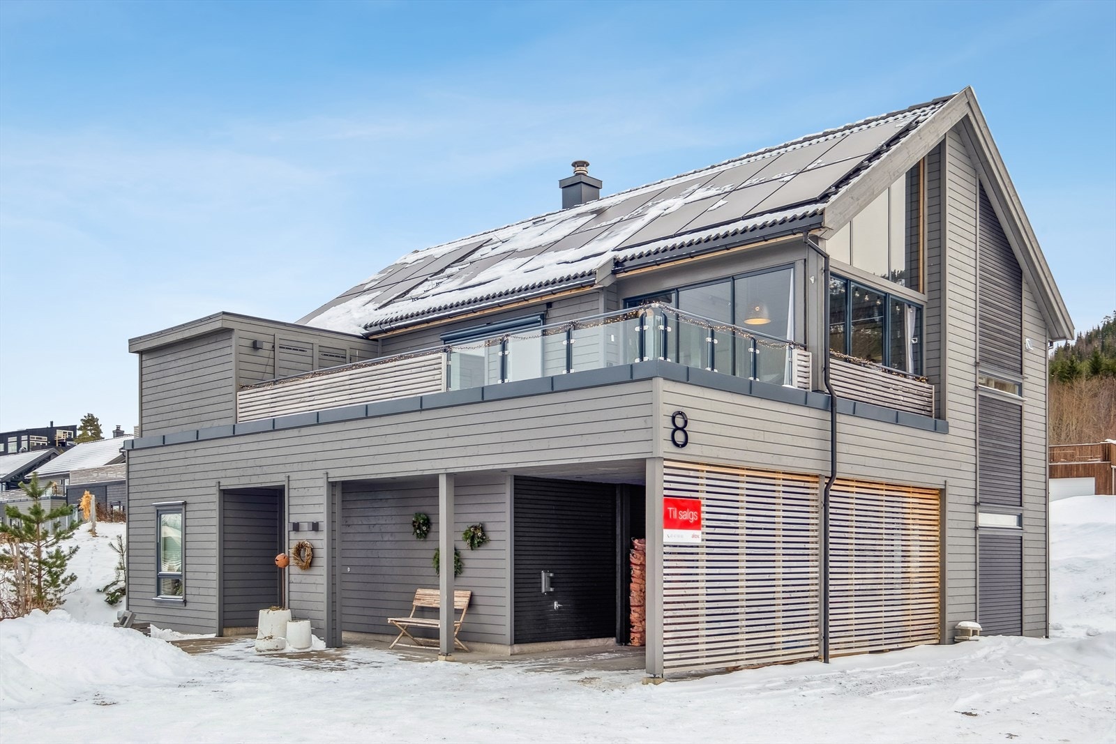 På terrasse er det oppført en bod for utemøbler og grill m.m. Galleribilde