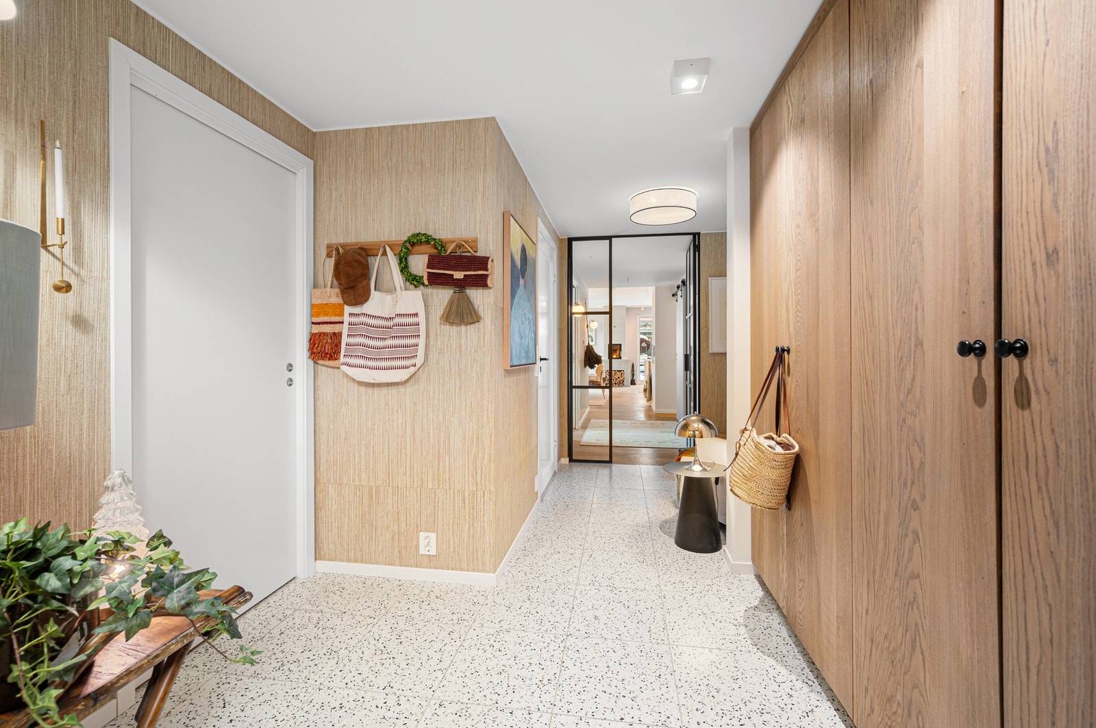 Delikat entrè med gode oppbevaringmuligheter for klær og sko. Galleribilde