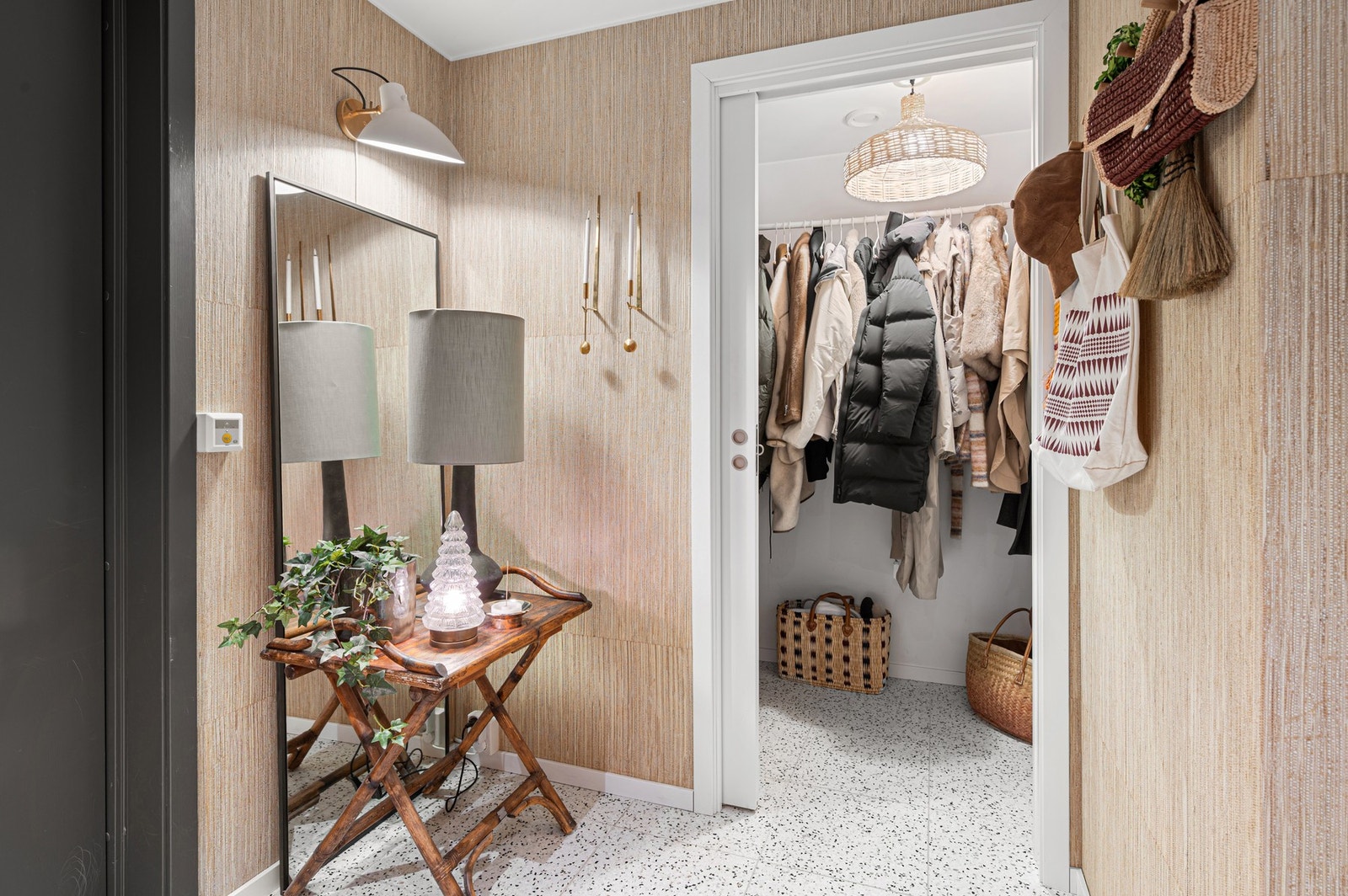 Entréen har en praktisk walk-in garderobe for oppheng av klær og sko. Galleribilde