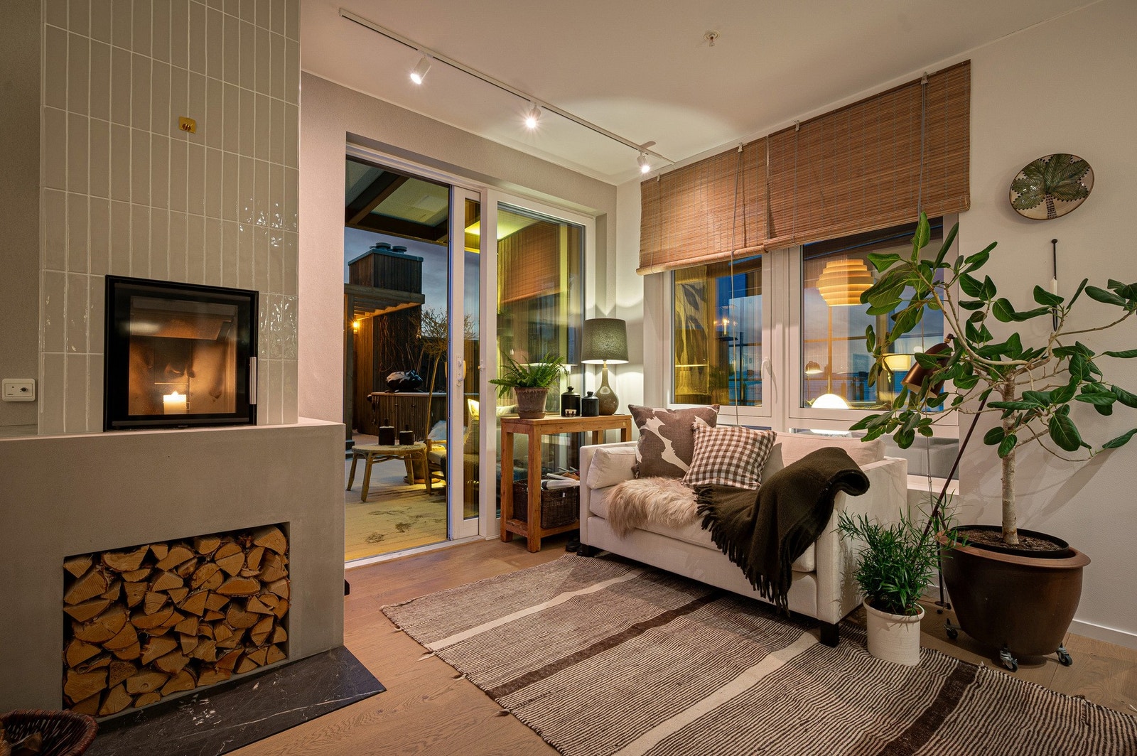 Fra spisestuen har man direkte utgang til takterrassen. Galleribilde