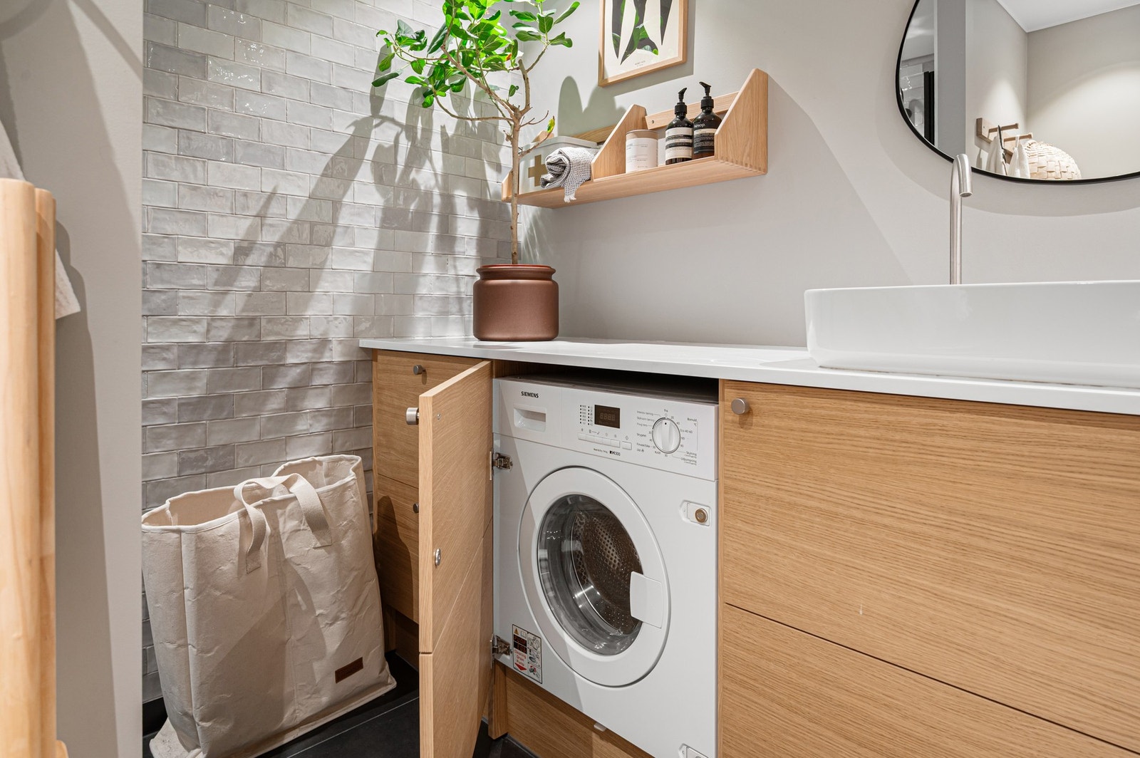 Baderommet har opplegg for vaskemaskin. Galleribilde