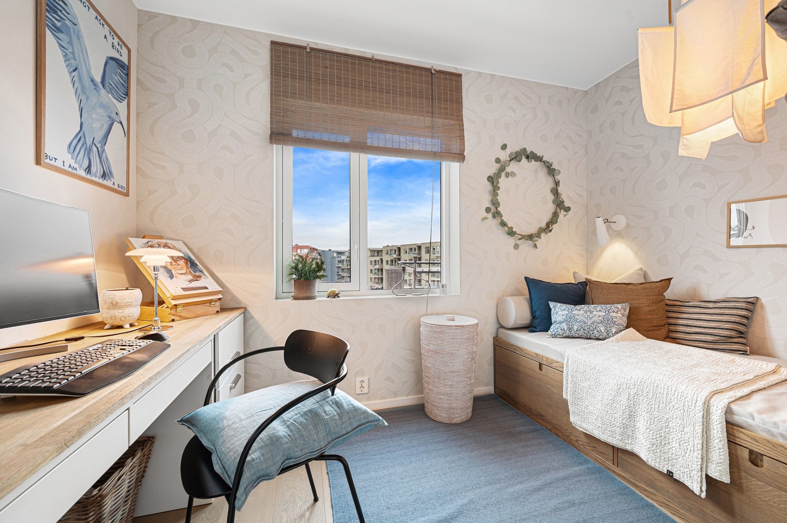 Soverom 2 er på 7,1 kvm med plassbygd heltre seng/daybed Galleribilde