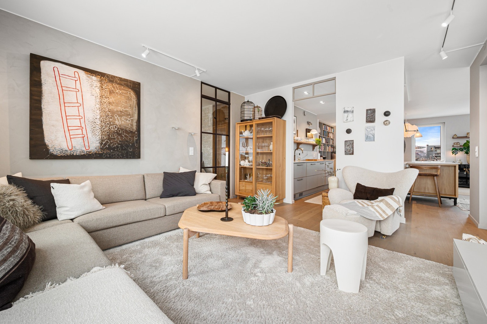 Naturlig skille mellom stue og kjøkkensone som gir flere soner i leiligheten. Galleribilde