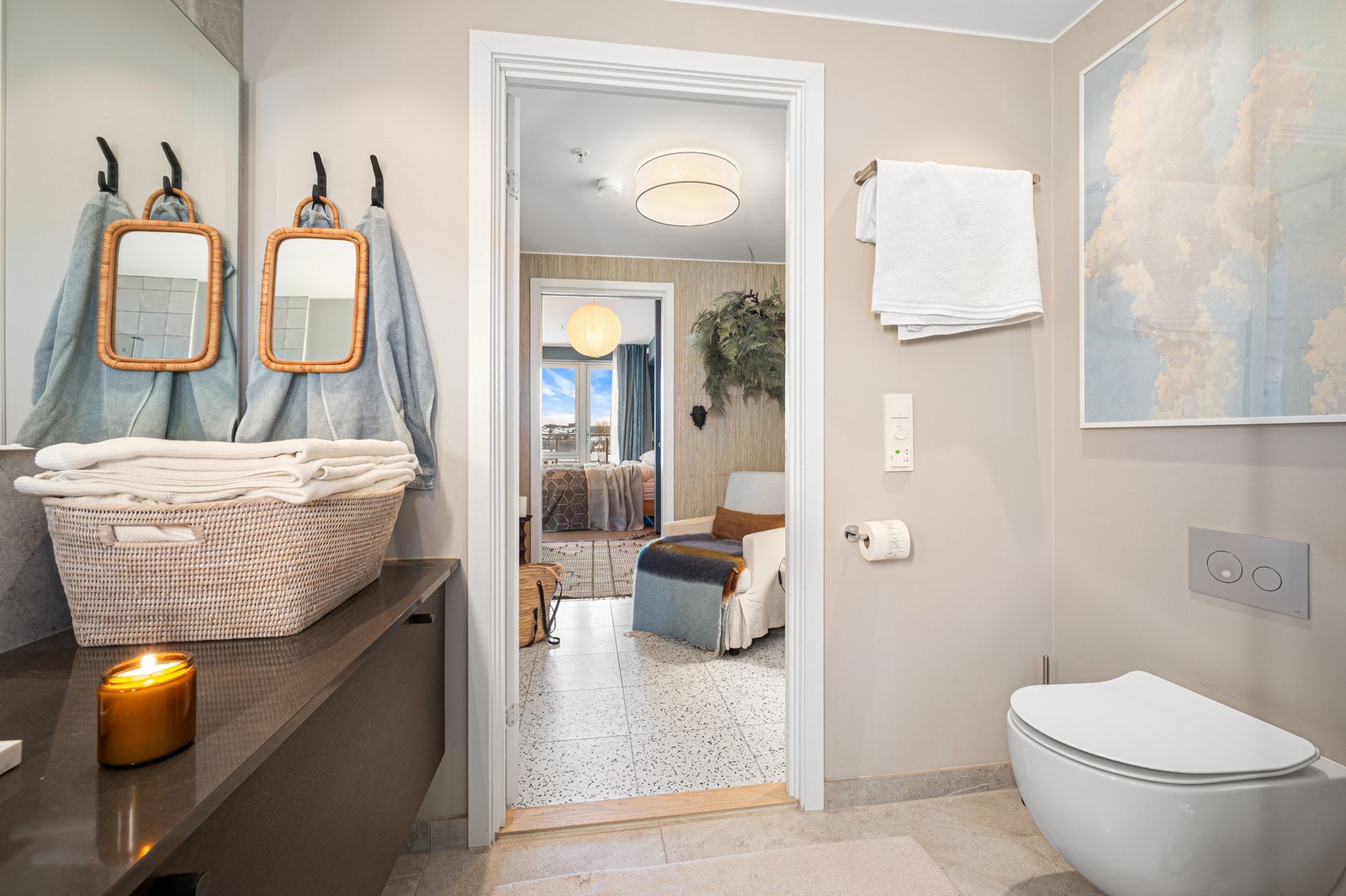 Baderommet er innredet med dusj, veggmontert WC, servant på underskap og speil. Galleribilde