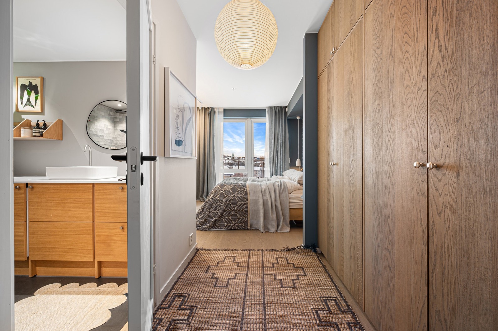 Fra hovedsoverommet har man tilgang til et privat baderom. Galleribilde