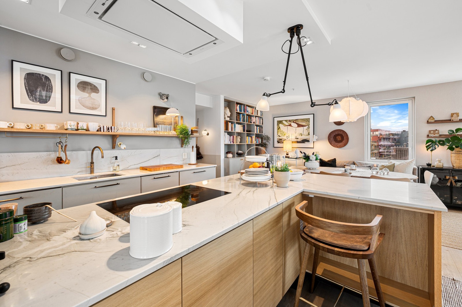 Kjøkkenet har lekre materialvalg og gode arbeidsflater. Galleribilde