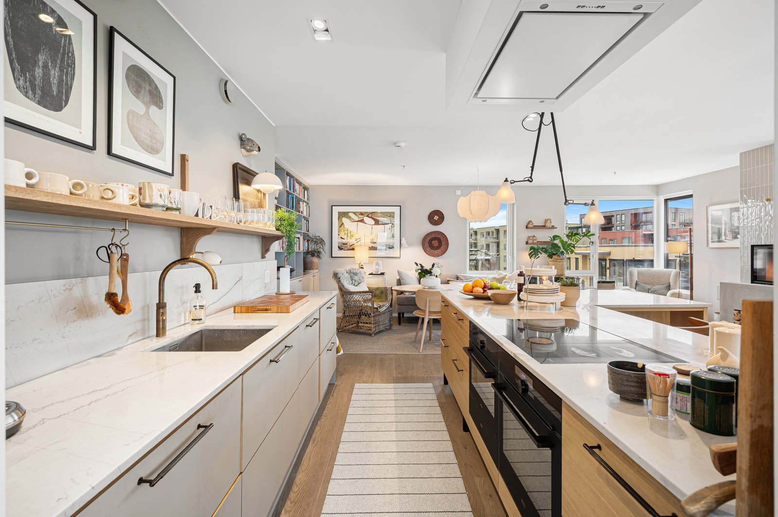 Kvalitetskjøkken fra 2022 med god skap- og benkeplass, integrerte og flotte hvitevarer. Galleribilde